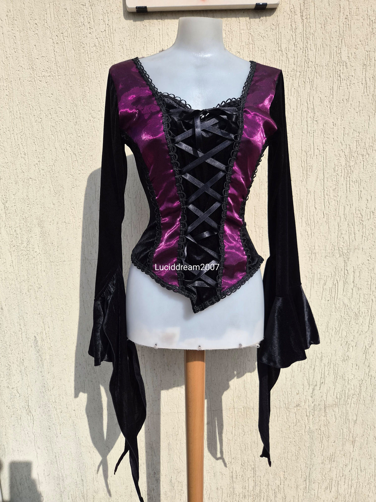 Haut en velours noir et violet Sinister