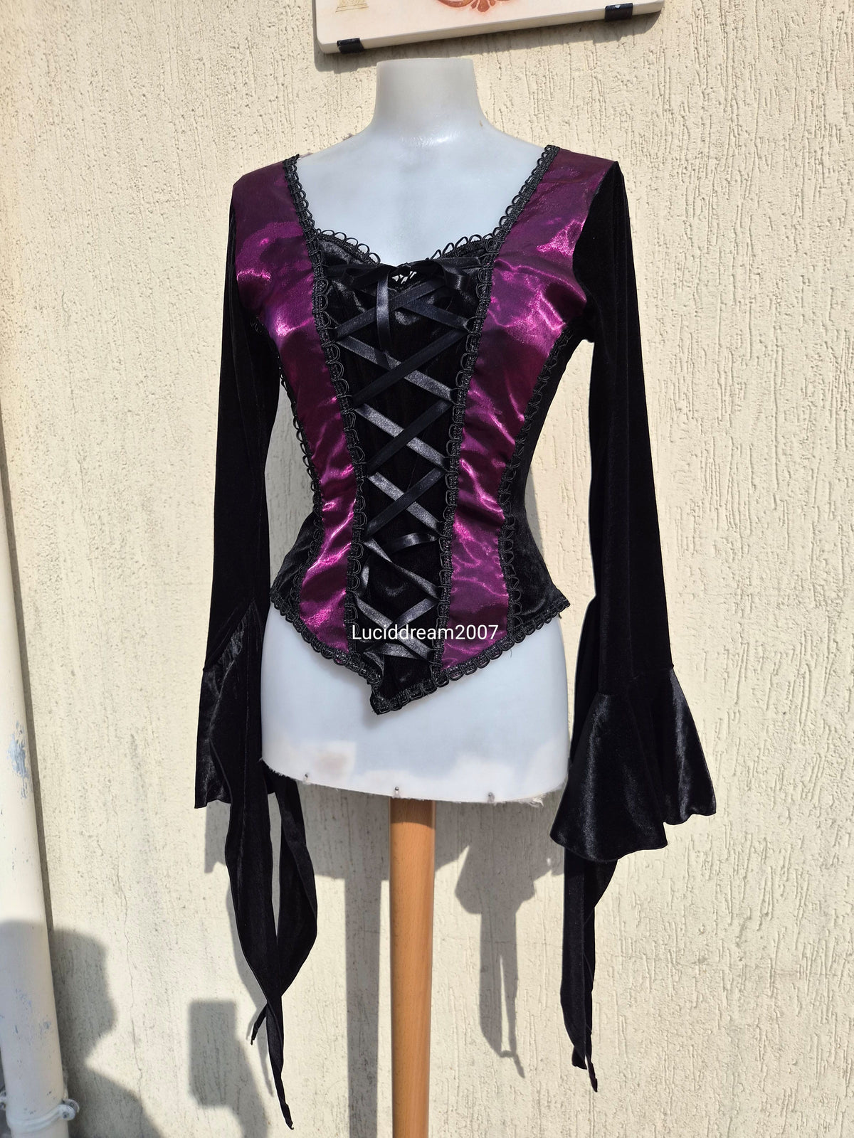 Haut en velours noir et violet Sinister