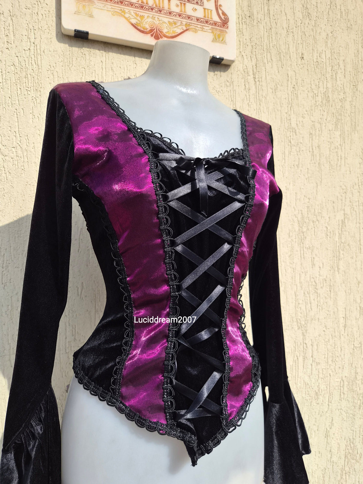 Haut en velours noir et violet Sinister