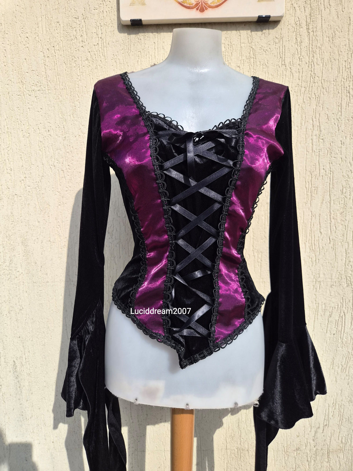 Haut en velours noir et violet Sinister