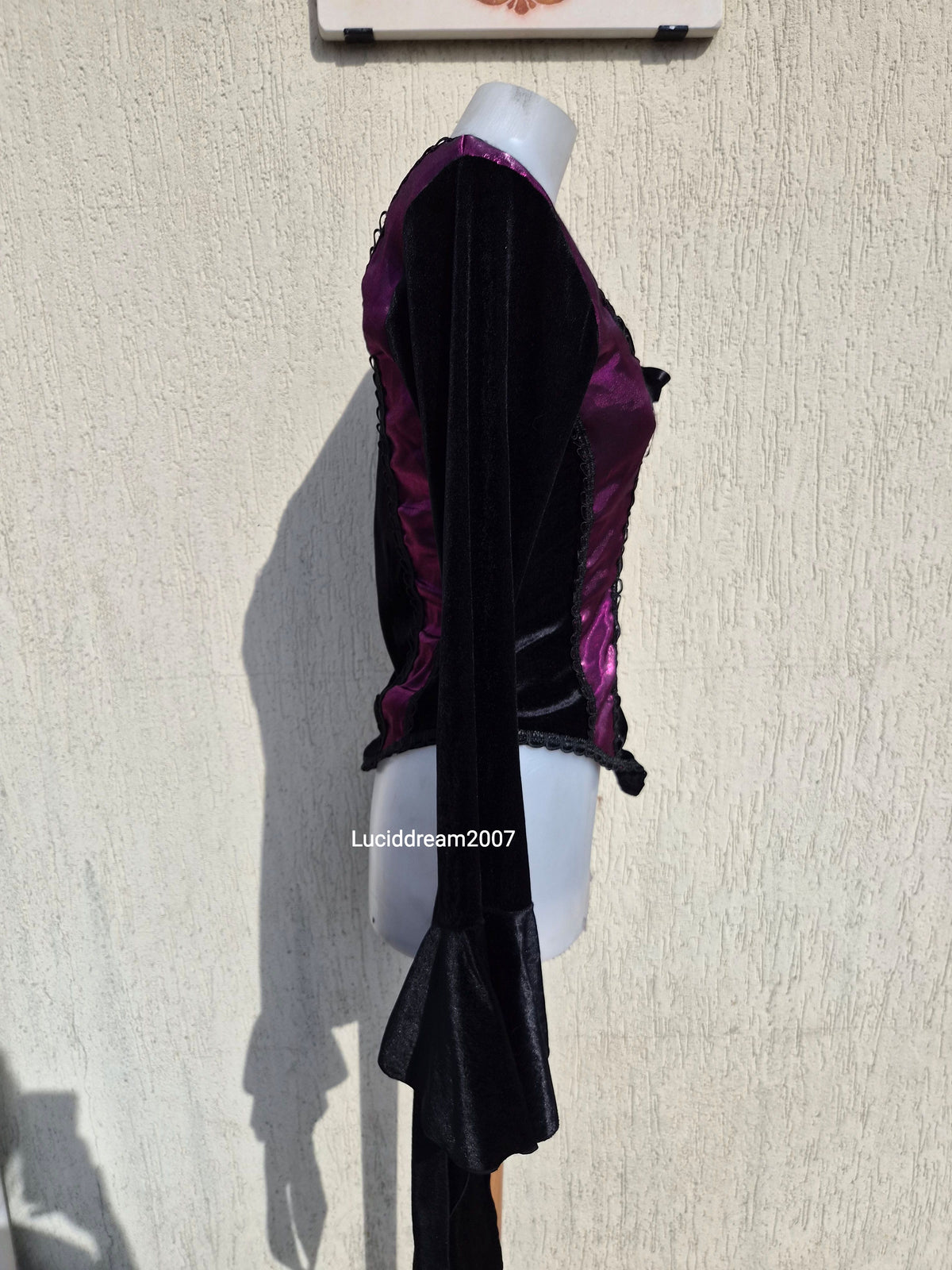 Haut en velours noir et violet Sinister