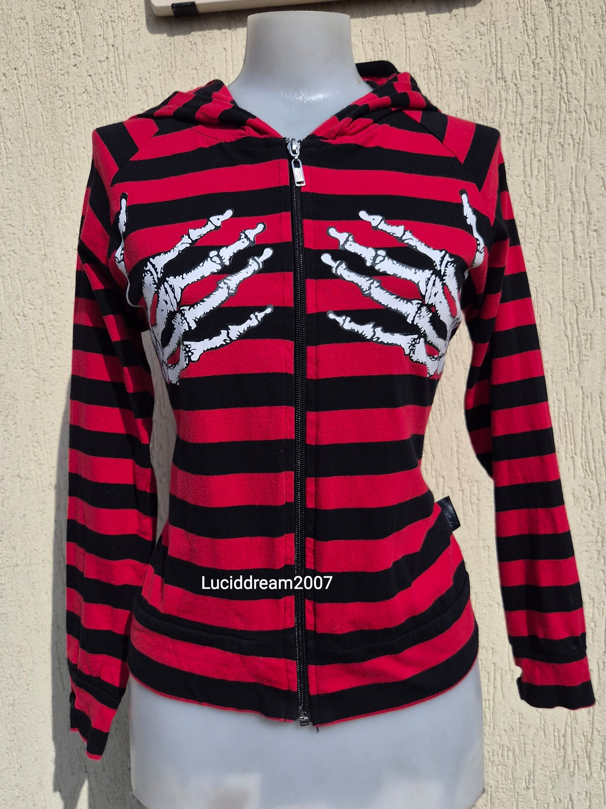 Cardigan rayé rouge et noir