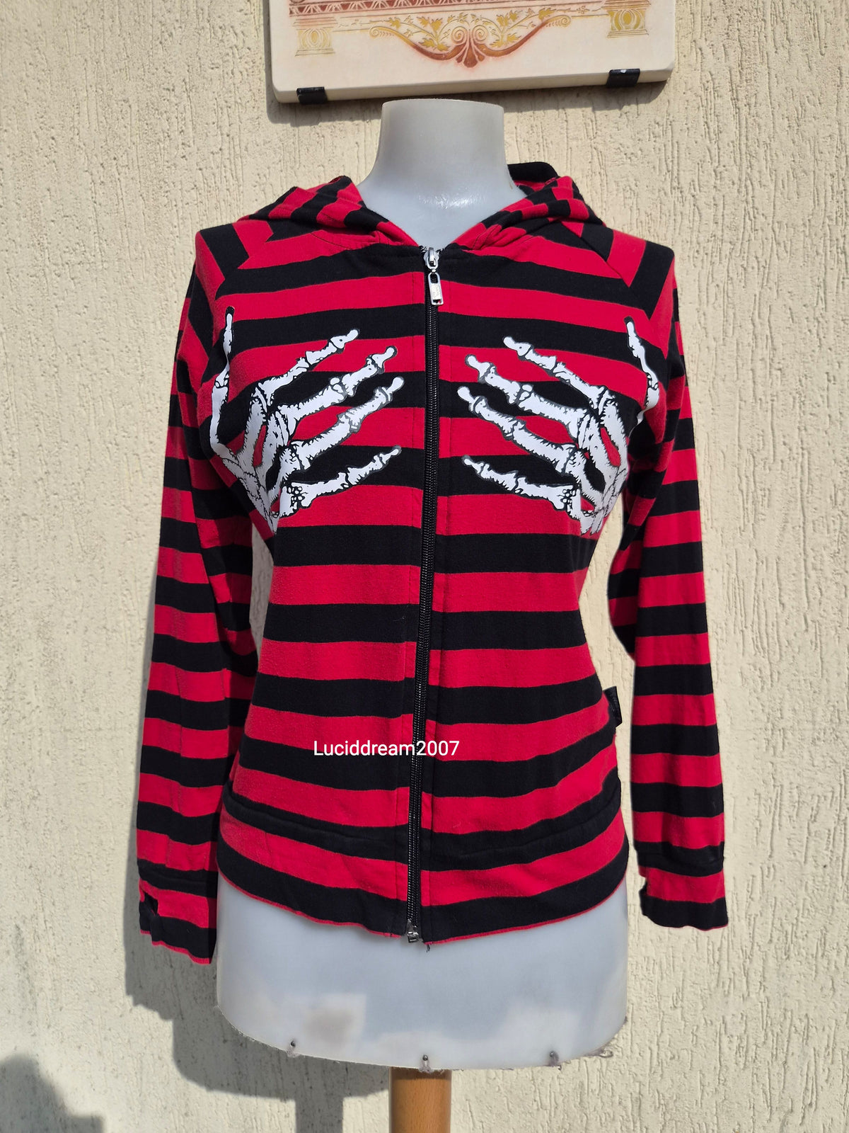 Cardigan rayé rouge et noir