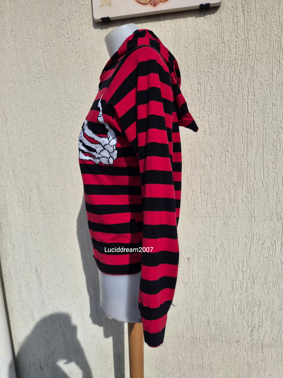 Cardigan rayé rouge et noir