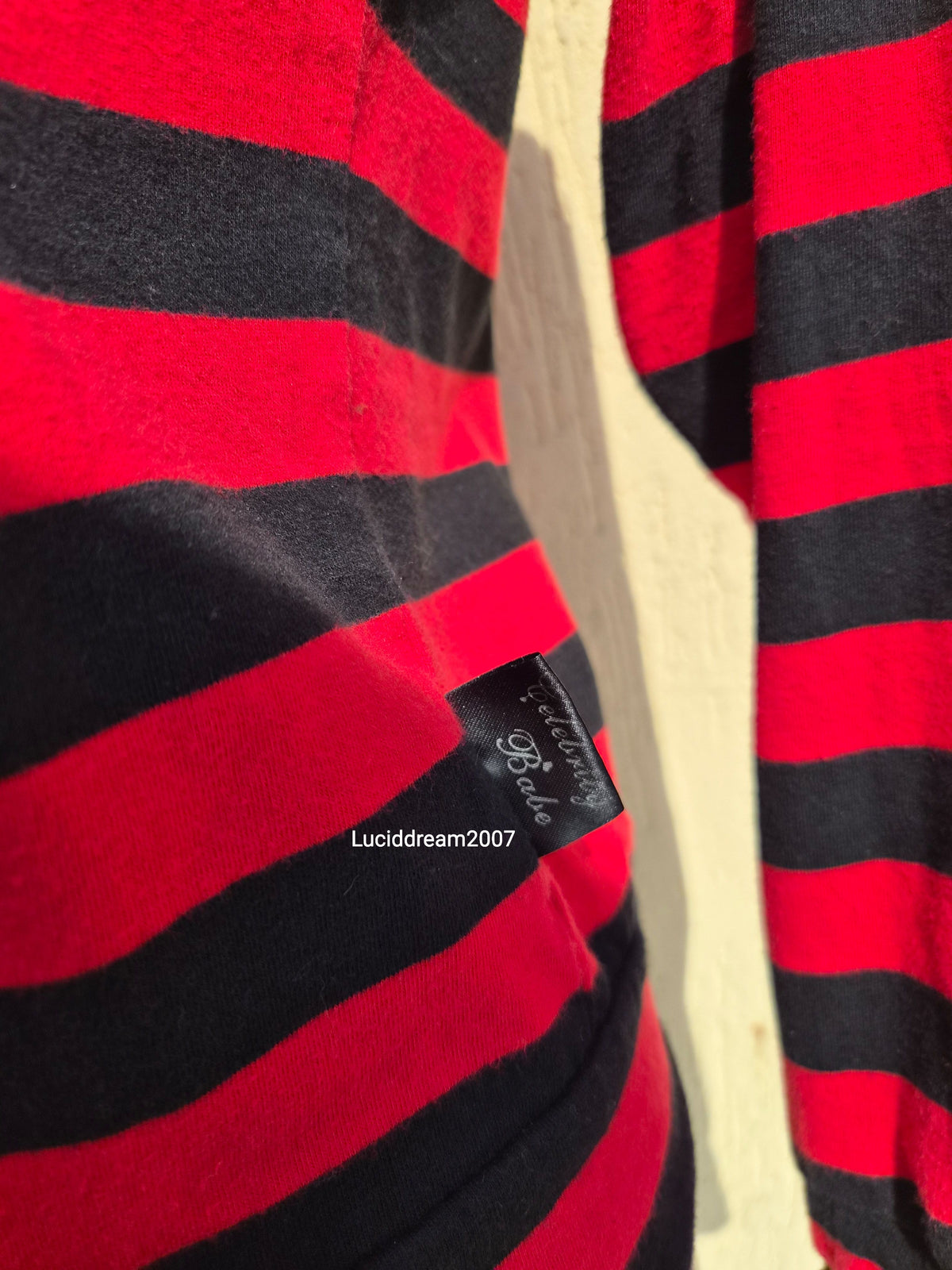 Cardigan rayé rouge et noir