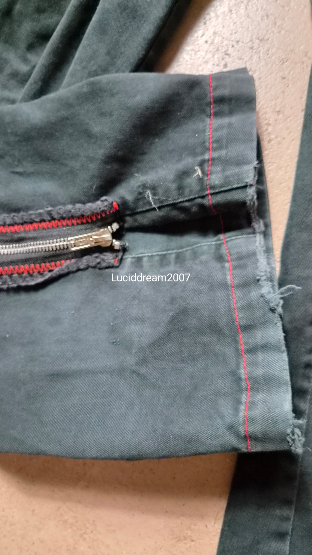 Pantalon noir et rouge Poizen Industries