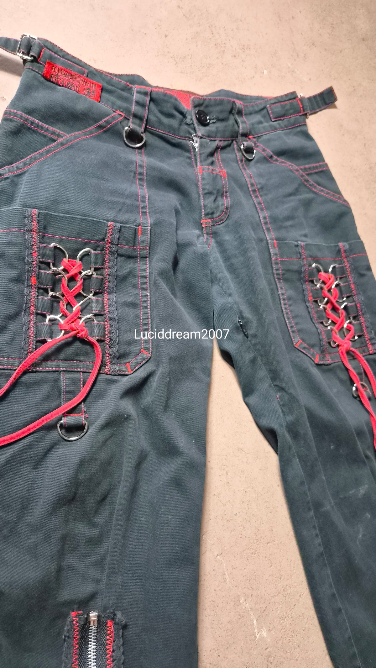 Pantalon noir et rouge Poizen Industries