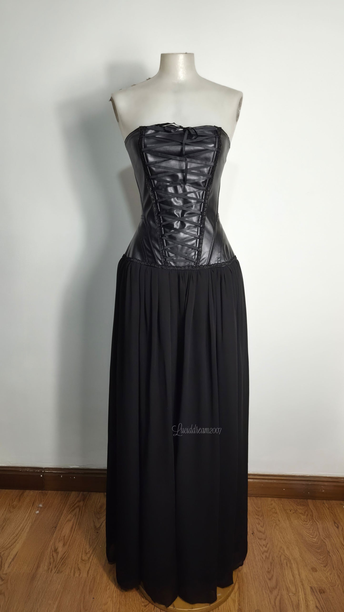 Maxi robe noire avec laçage Phaze