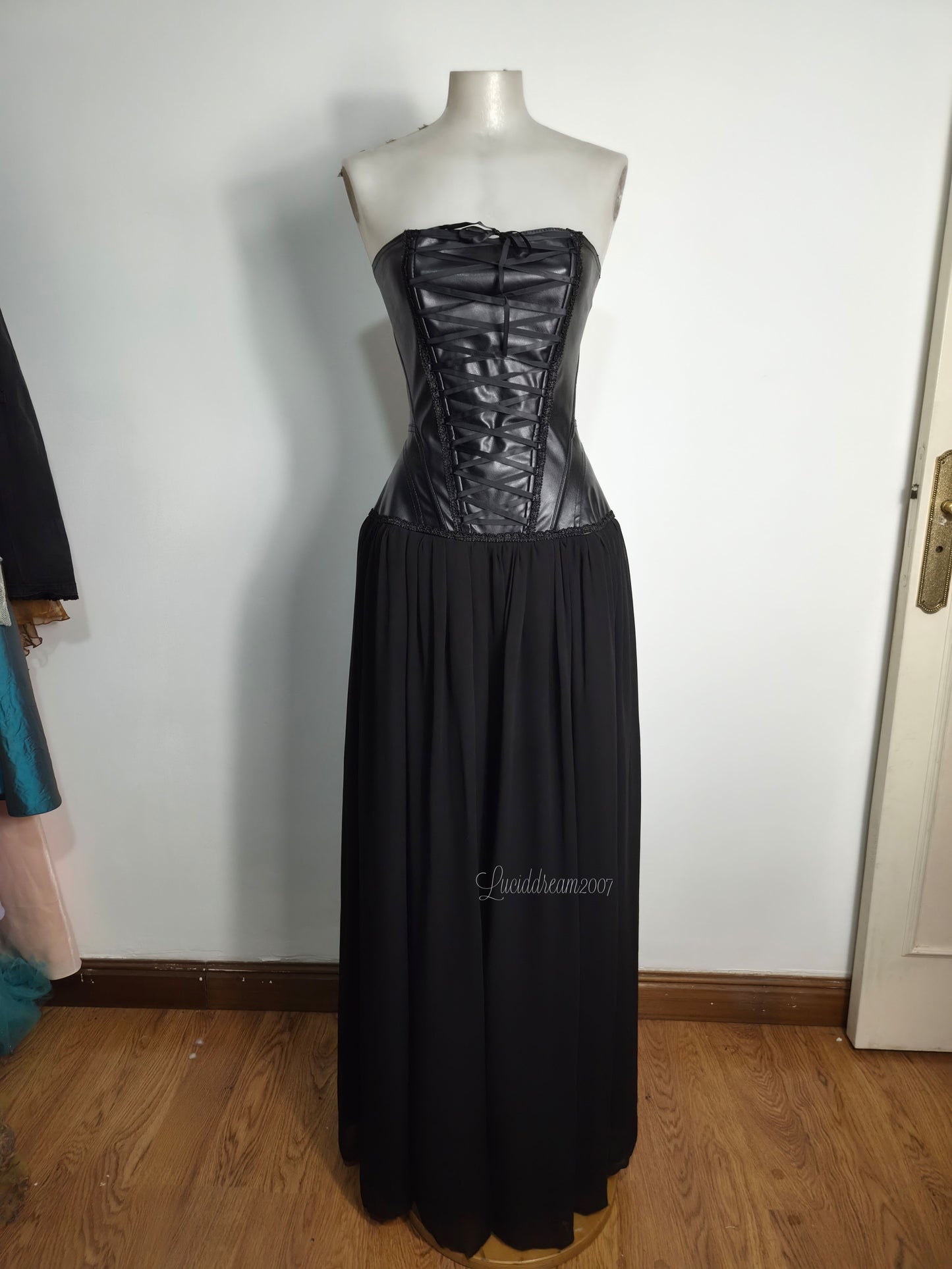 Maxi robe noire avec laçage Phaze
