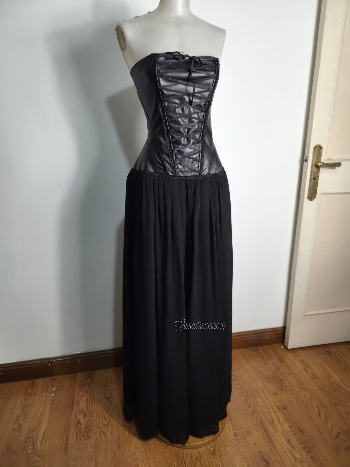 Maxi robe noire avec laçage Phaze