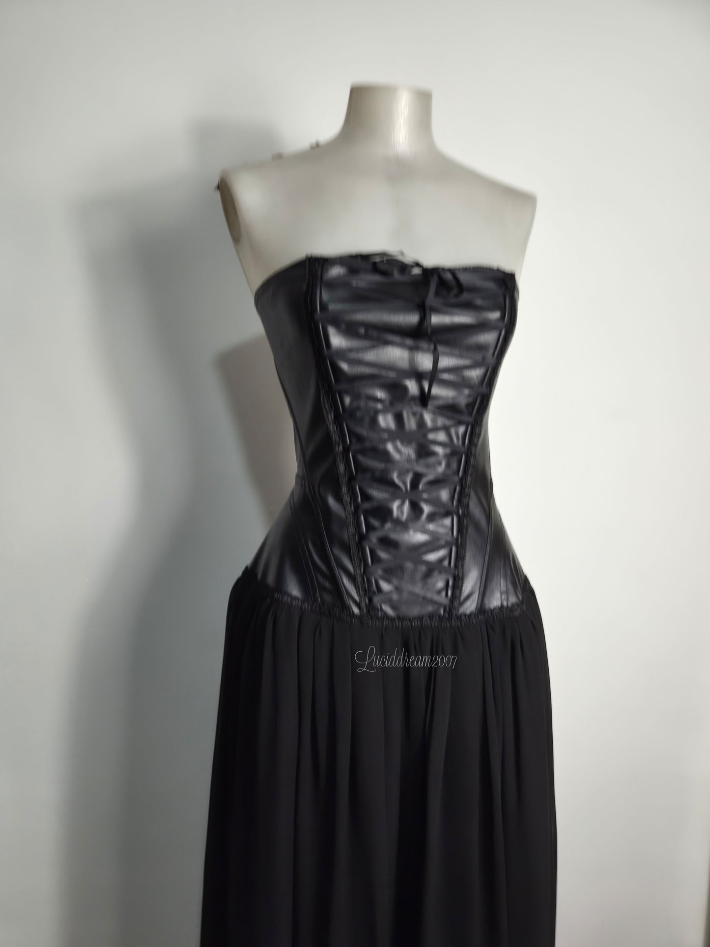 Maxi robe noire avec laçage Phaze