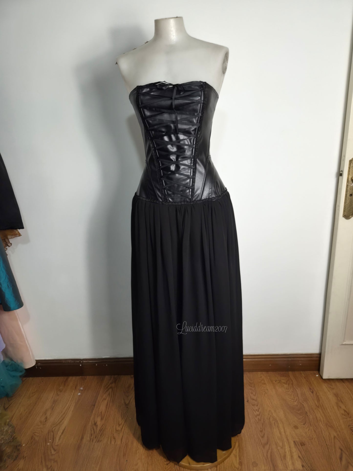 Maxi robe noire avec laçage Phaze