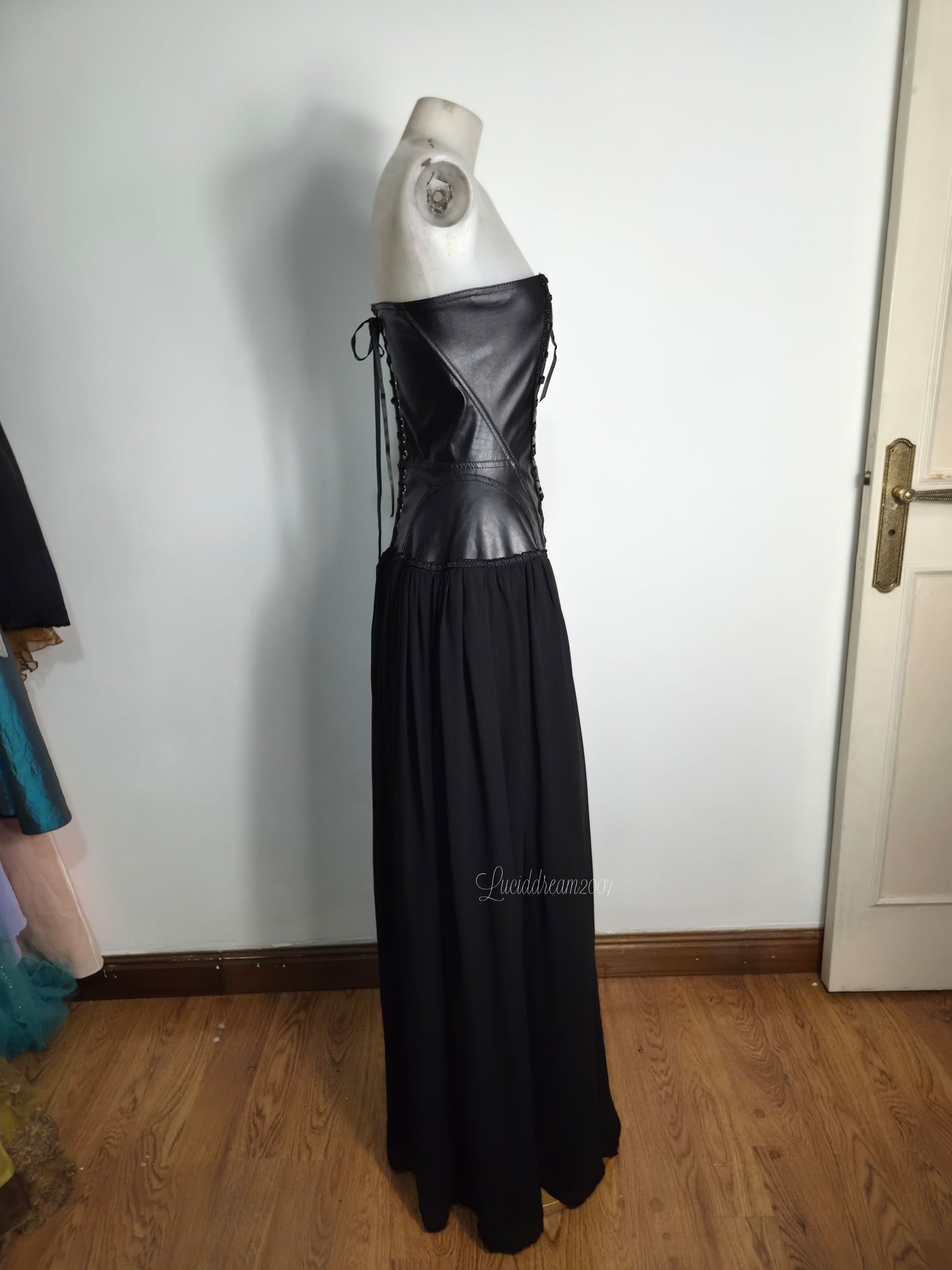 Maxi robe noire avec laçage Phaze