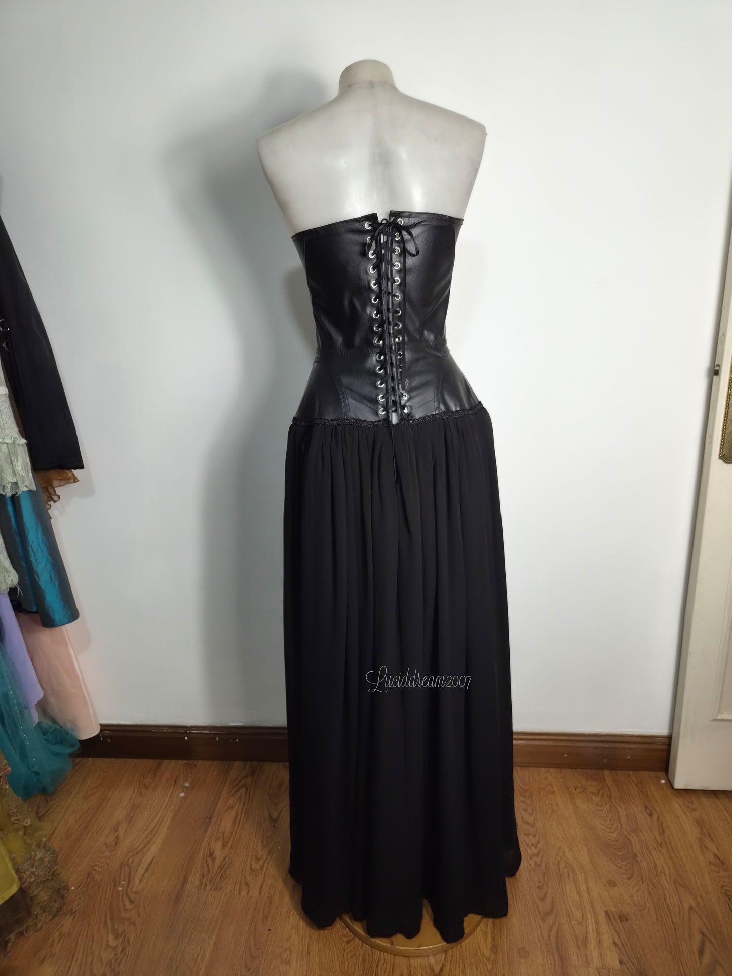 Maxi robe noire avec laçage Phaze
