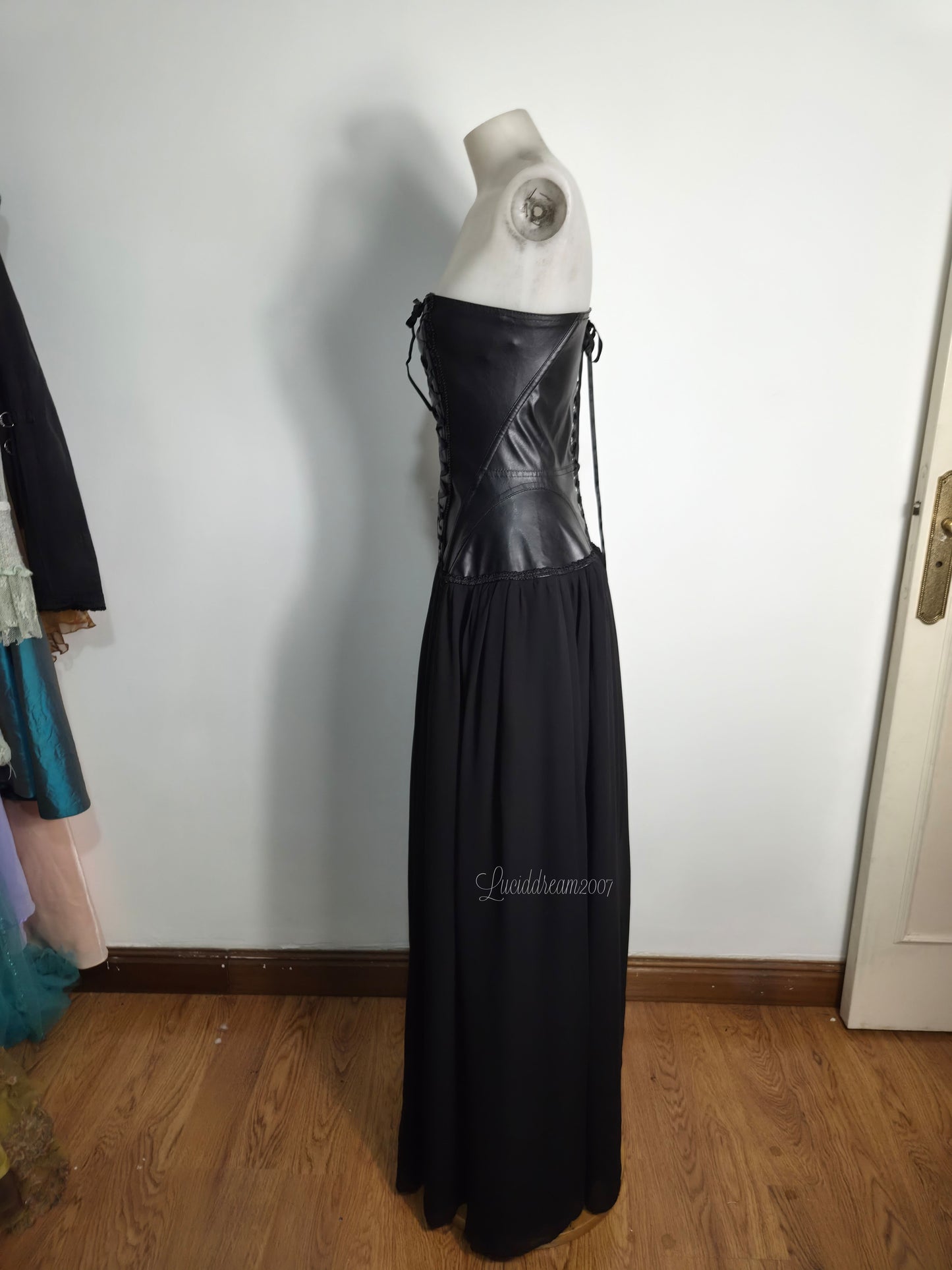 Maxi robe noire avec laçage Phaze