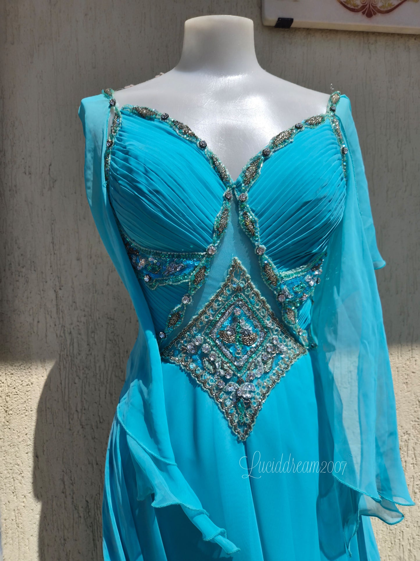 Robe de soirée bleue brodée avec manches en voile