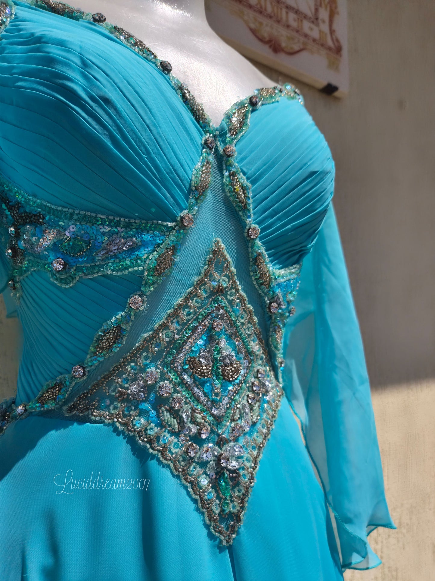 Robe de soirée bleue brodée avec manches en voile