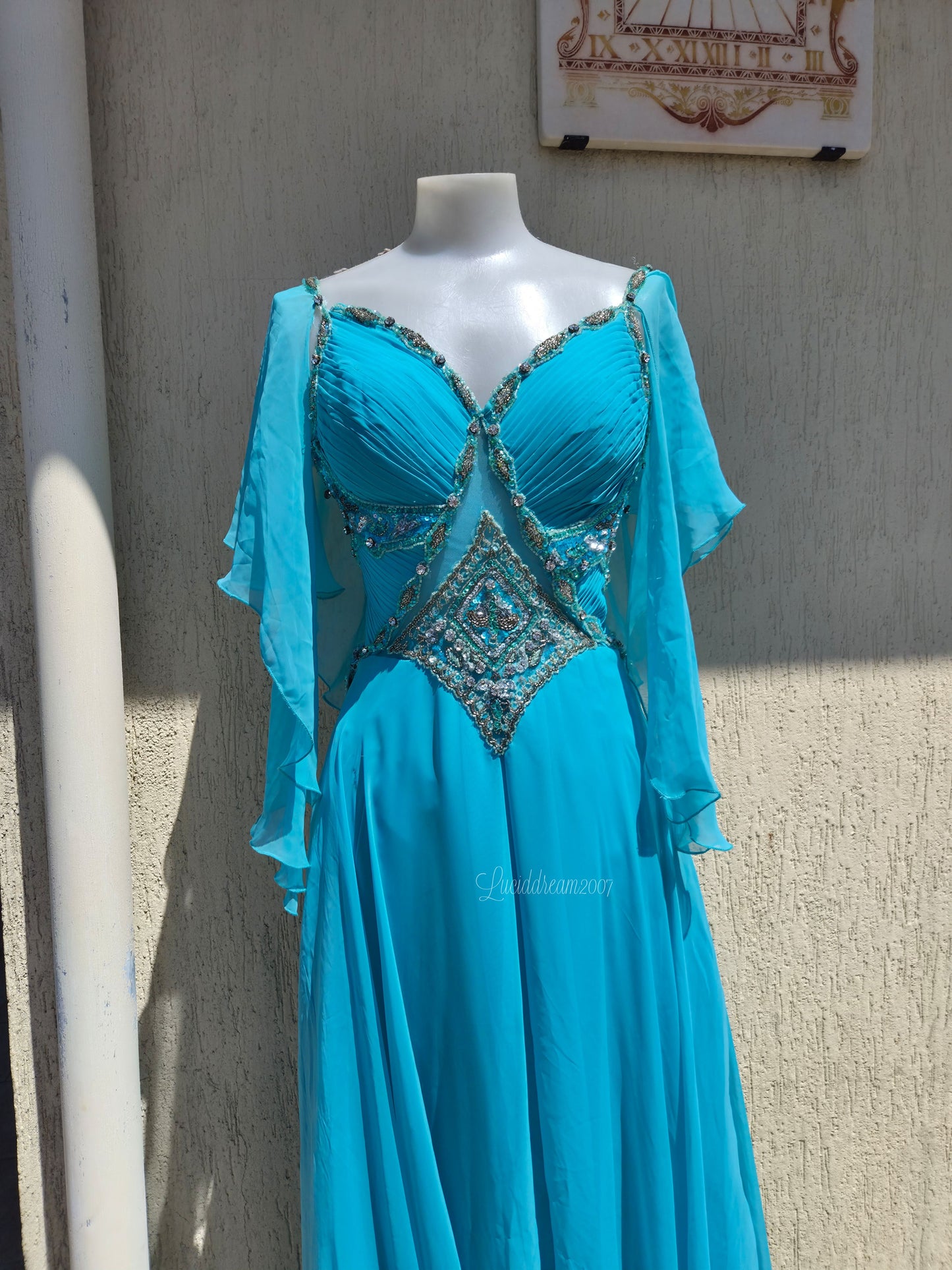 Robe de soirée bleue brodée avec manches en voile