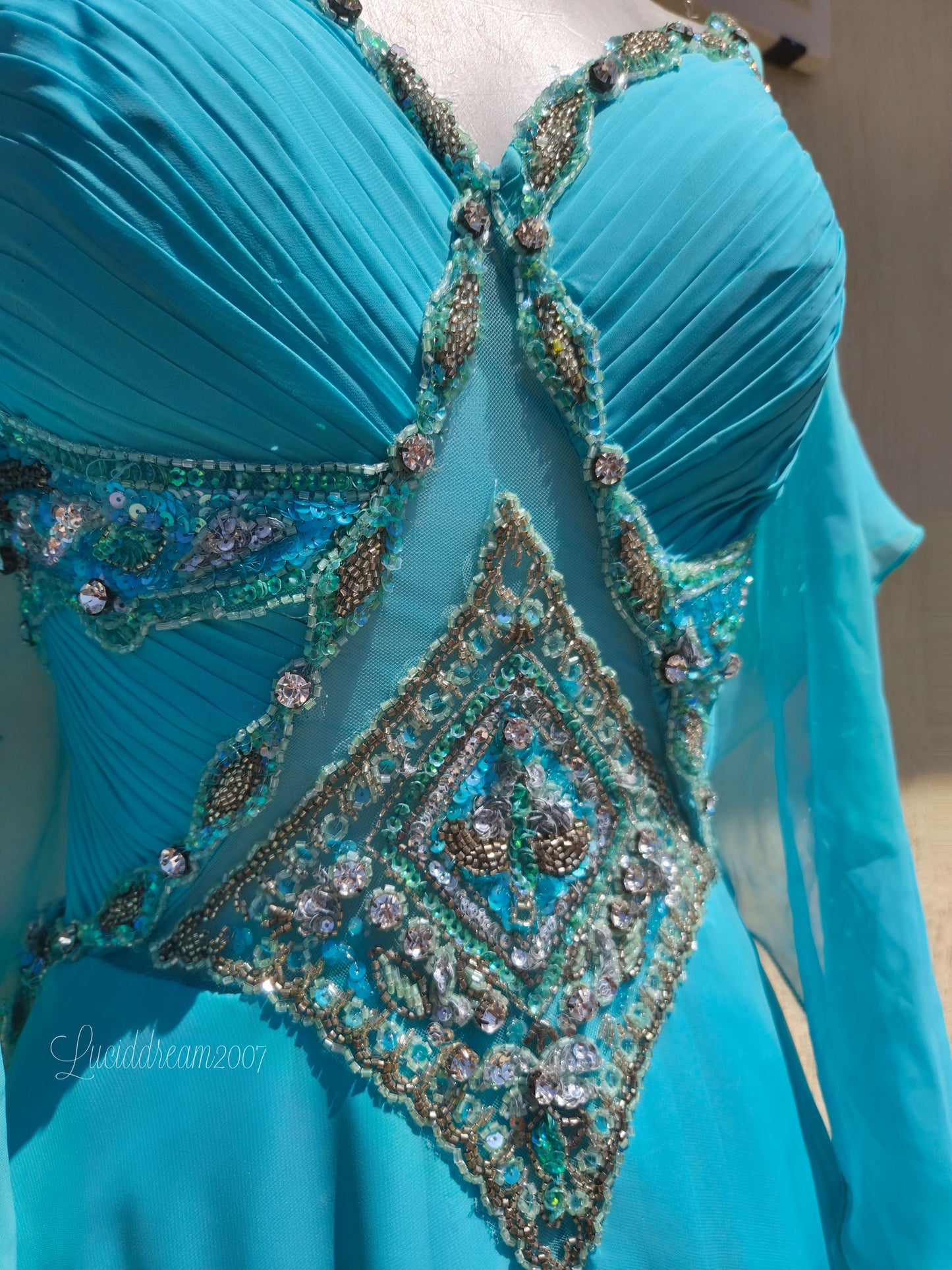 Robe de soirée bleue brodée avec manches en voile