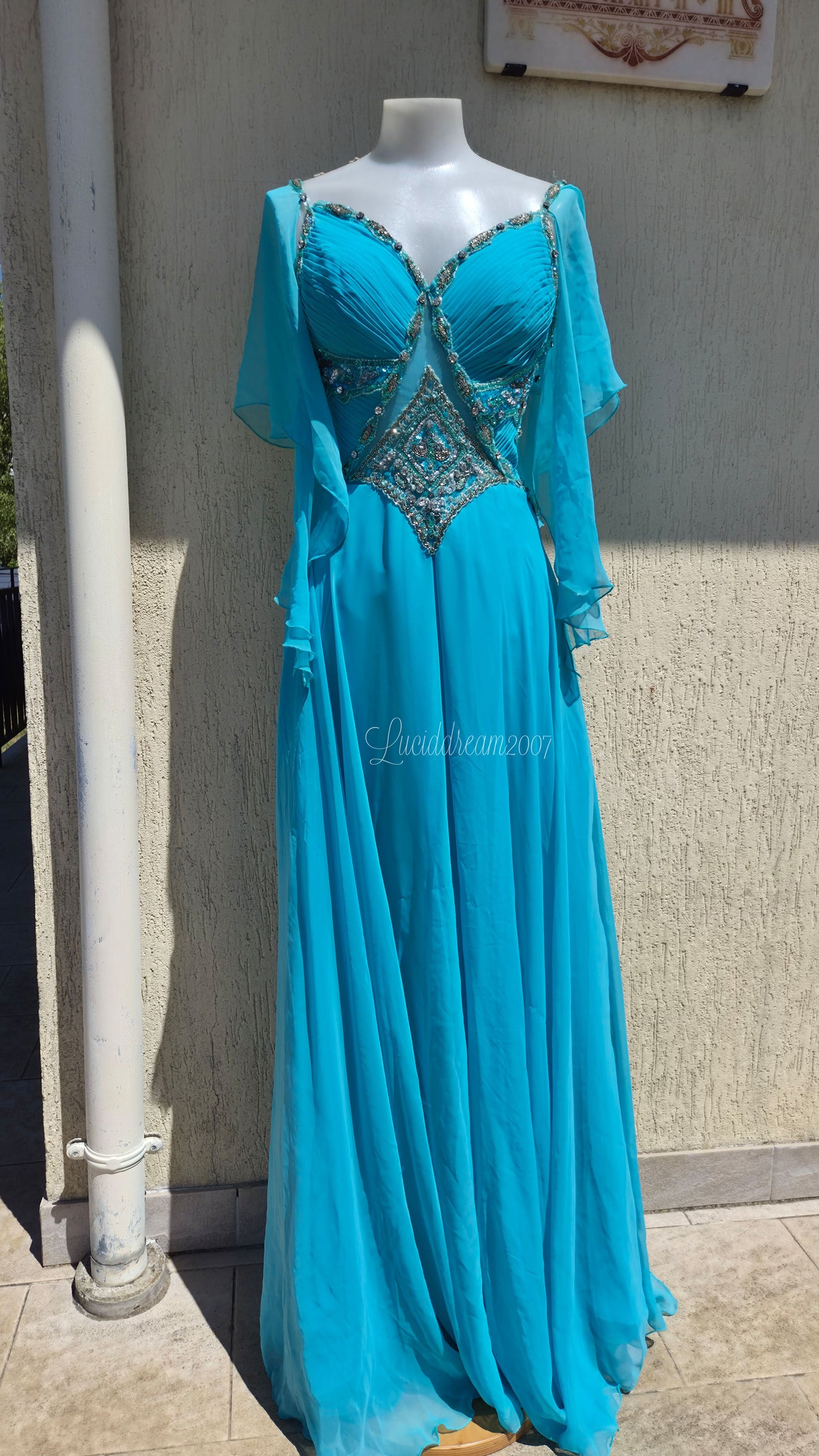 Robe de soirée bleue brodée avec manches en voile