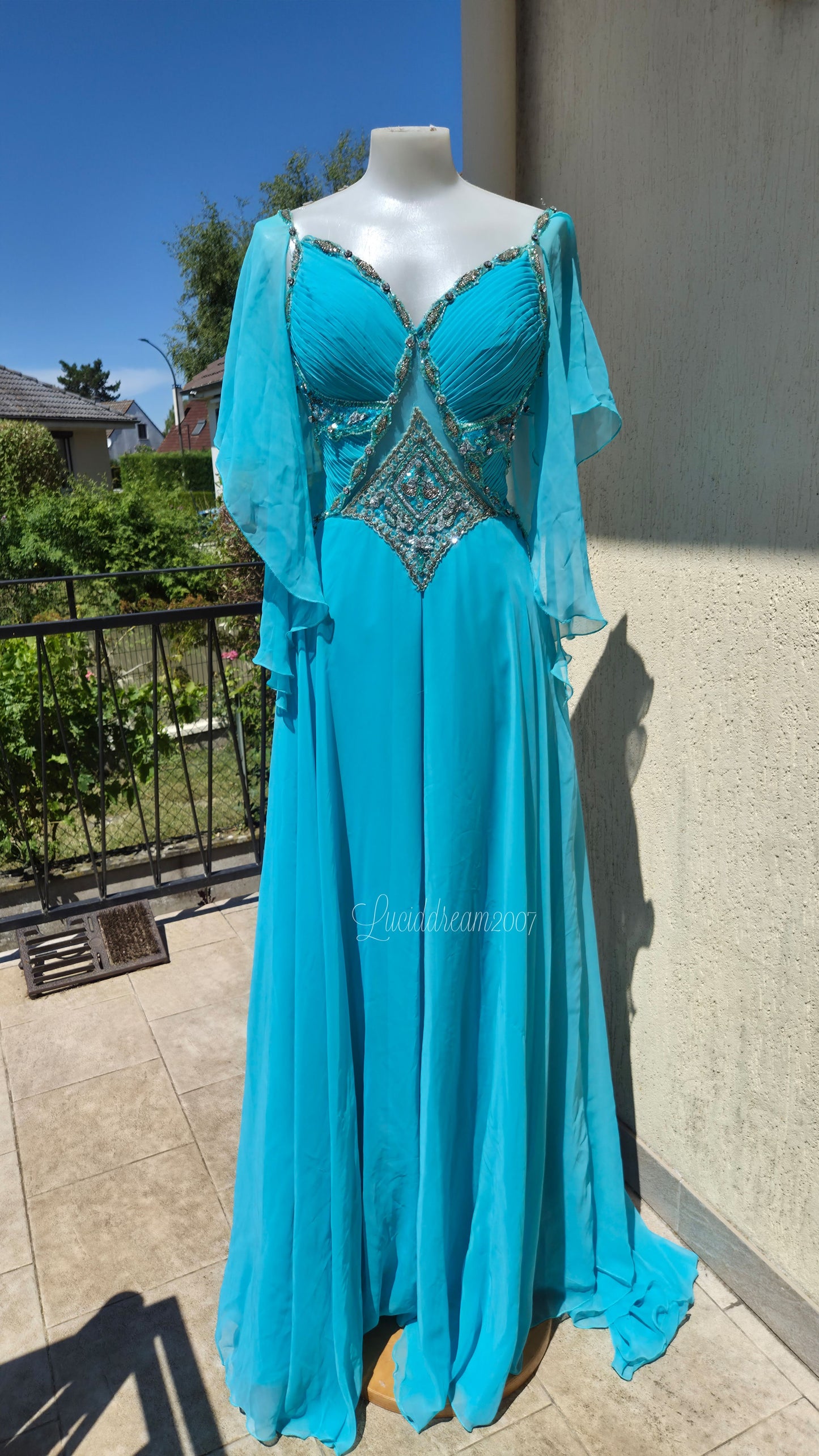 Robe de soirée bleue brodée avec manches en voile