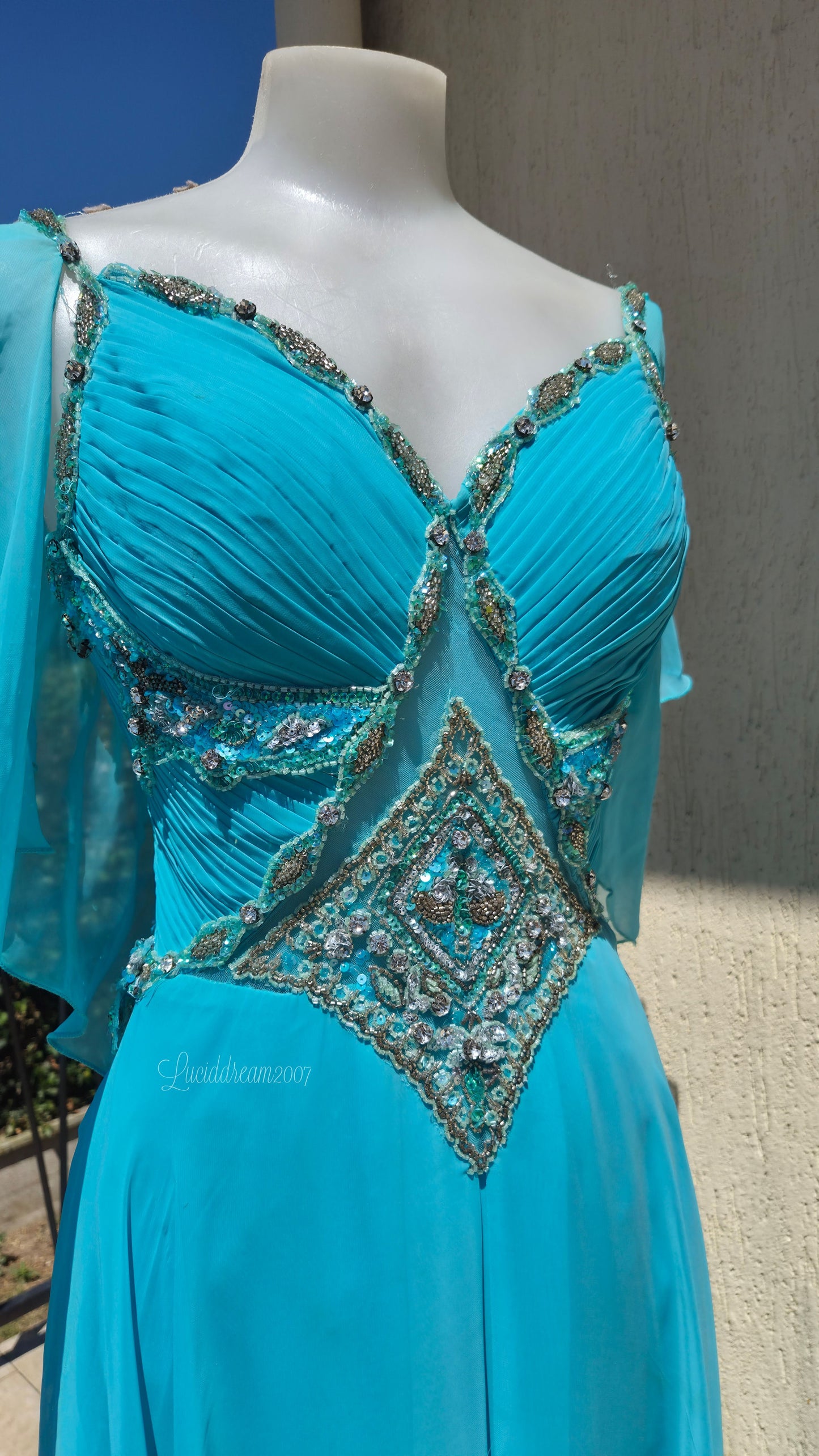 Robe de soirée bleue brodée avec manches en voile