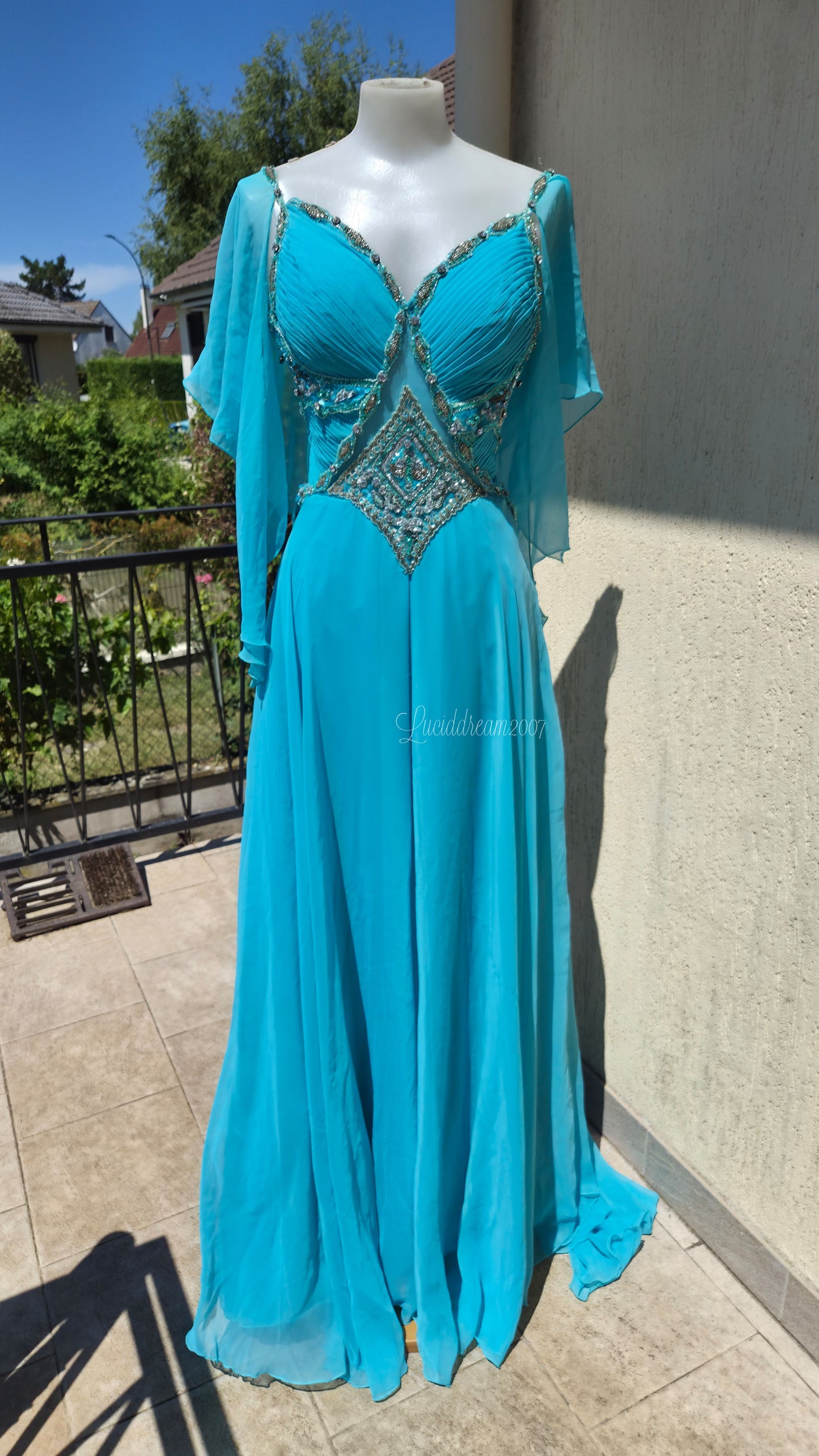 Robe de soirée bleue brodée avec manches en voile