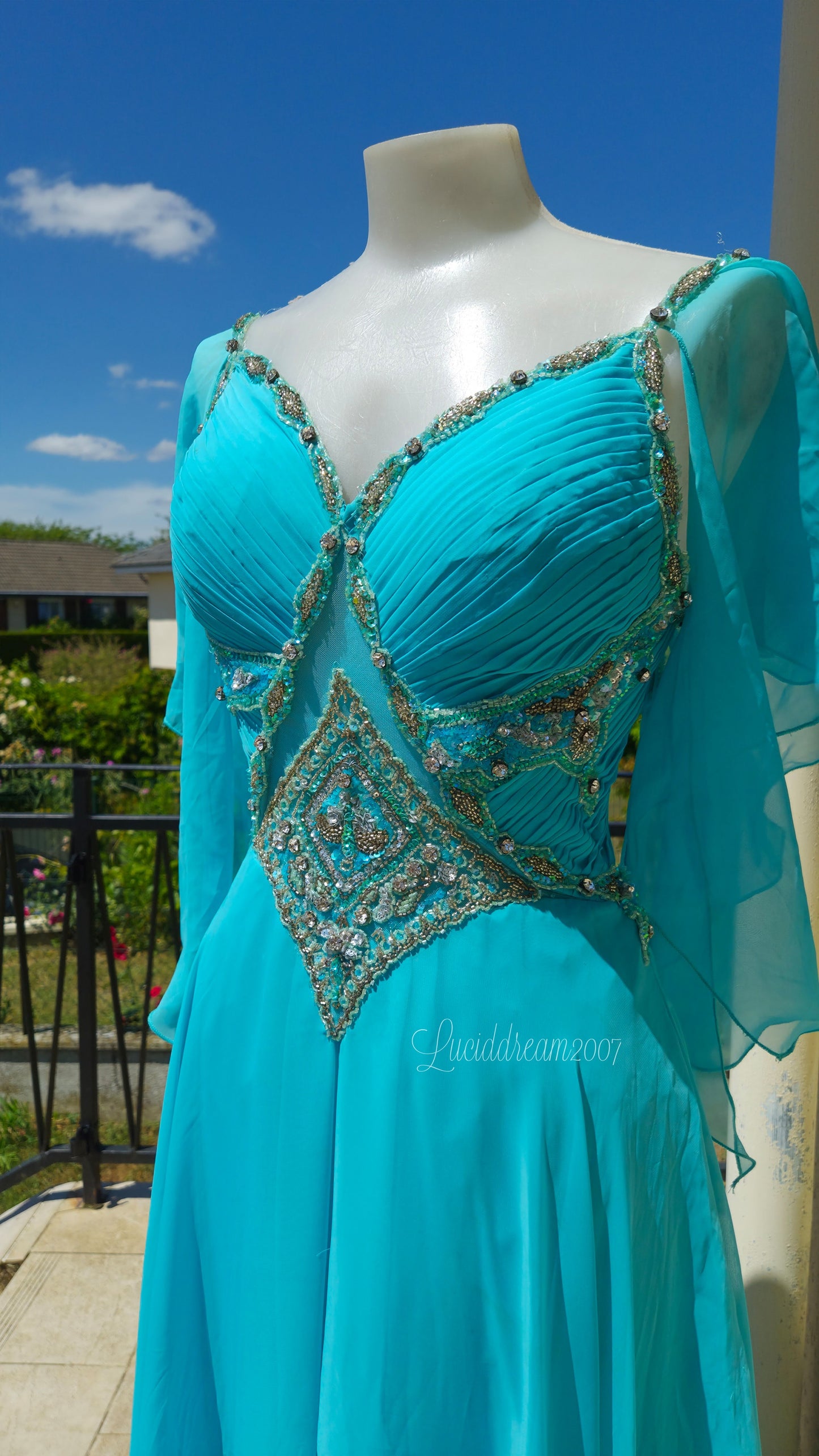 Robe de soirée bleue brodée avec manches en voile