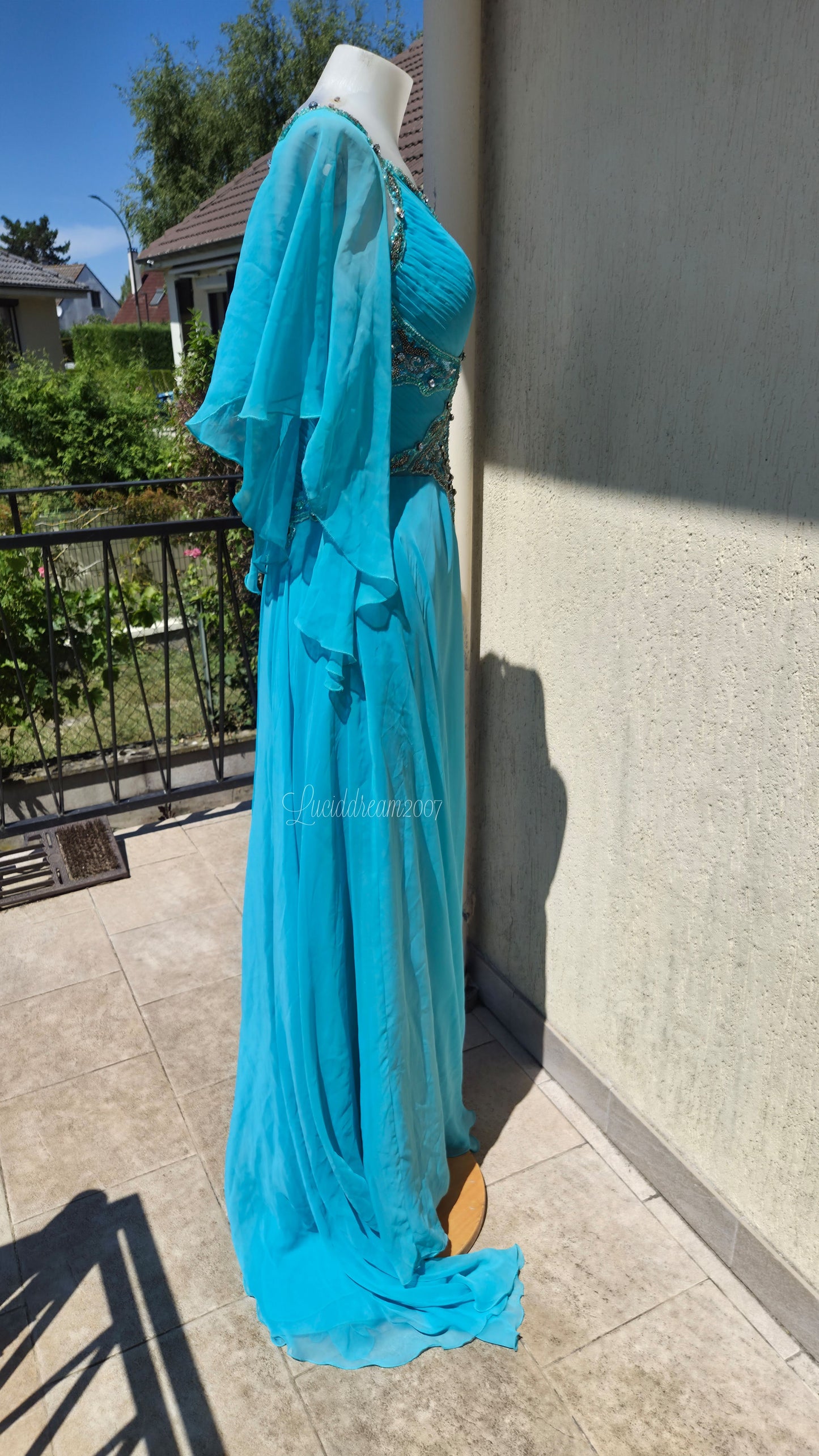Robe de soirée bleue brodée avec manches en voile
