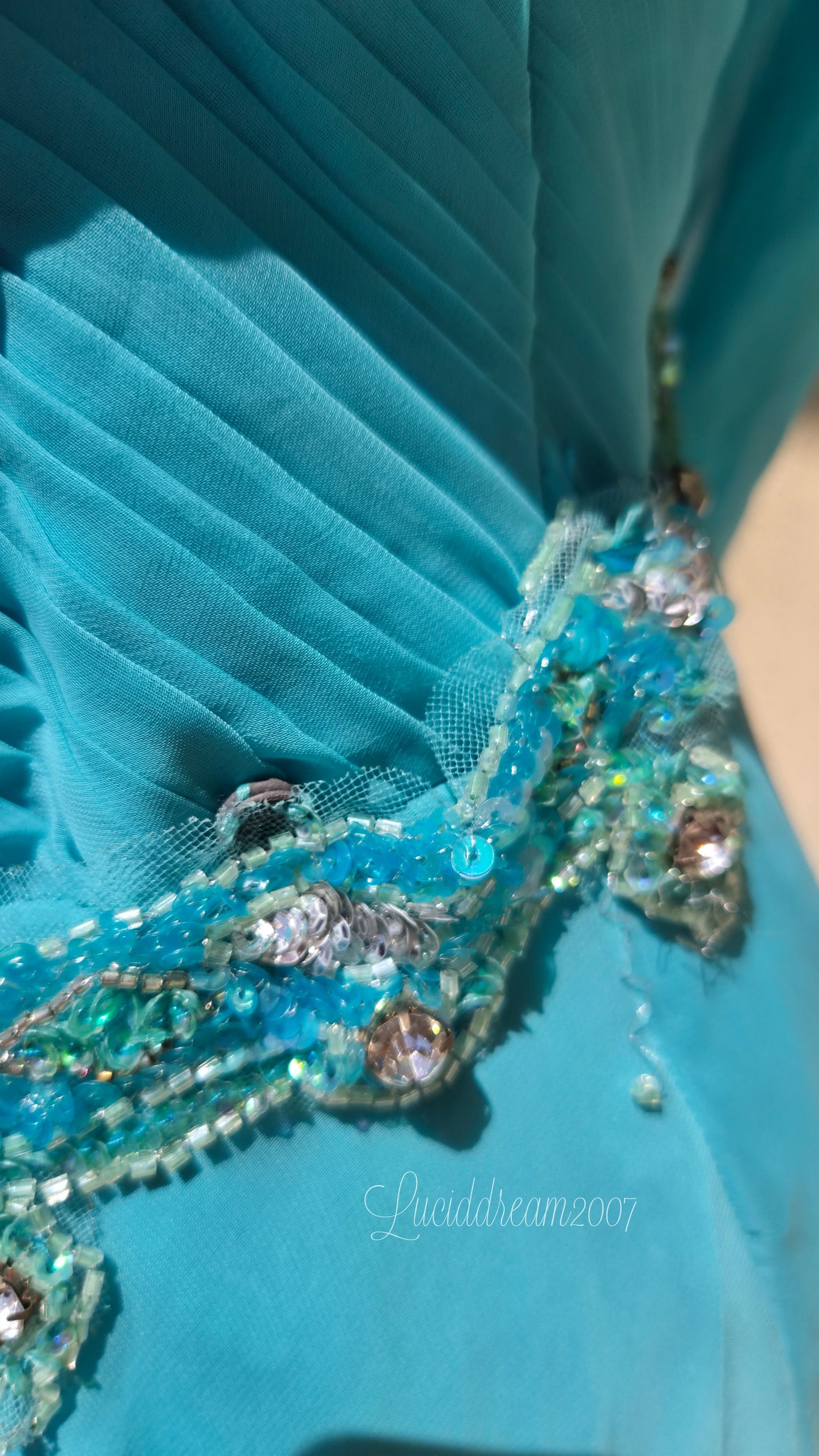 Robe de soirée bleue brodée avec manches en voile