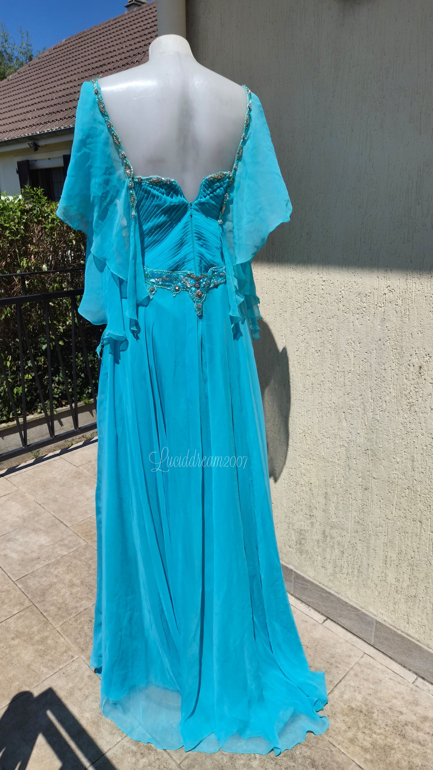 Robe de soirée bleue brodée avec manches en voile
