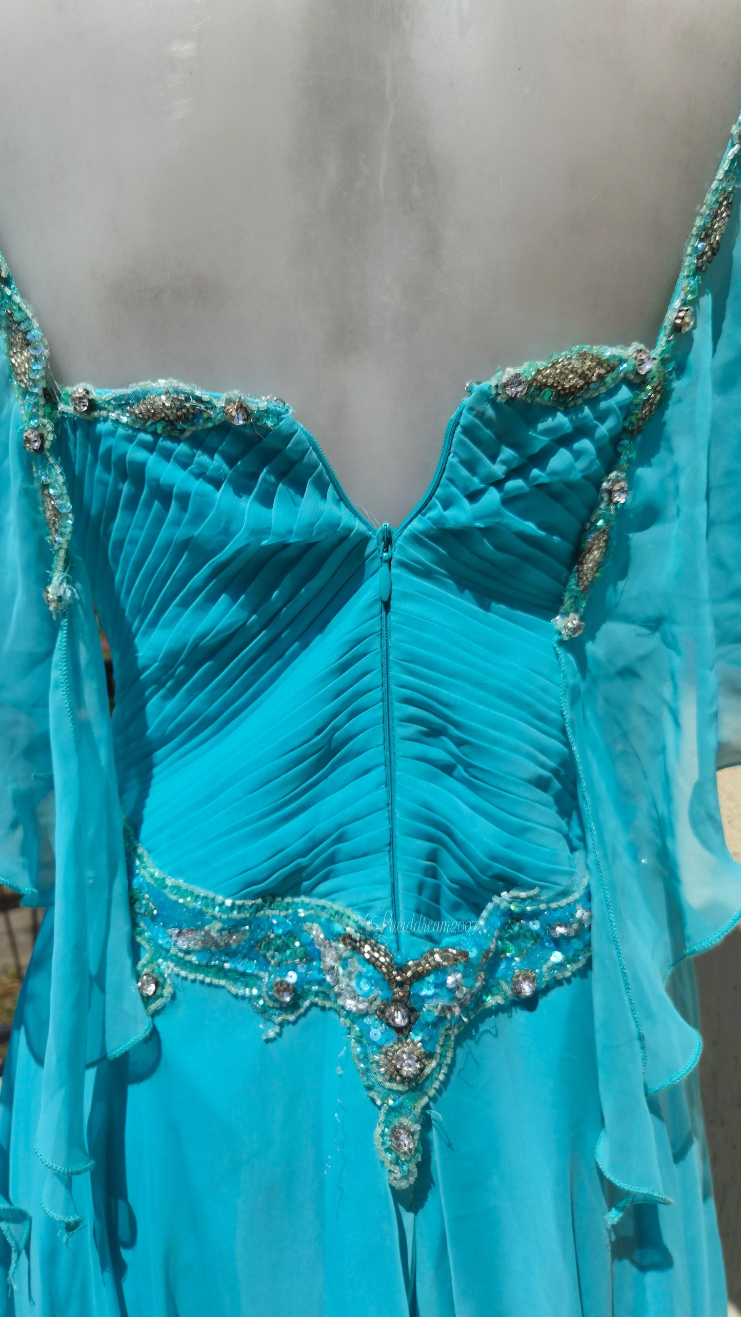 Robe de soirée bleue brodée avec manches en voile