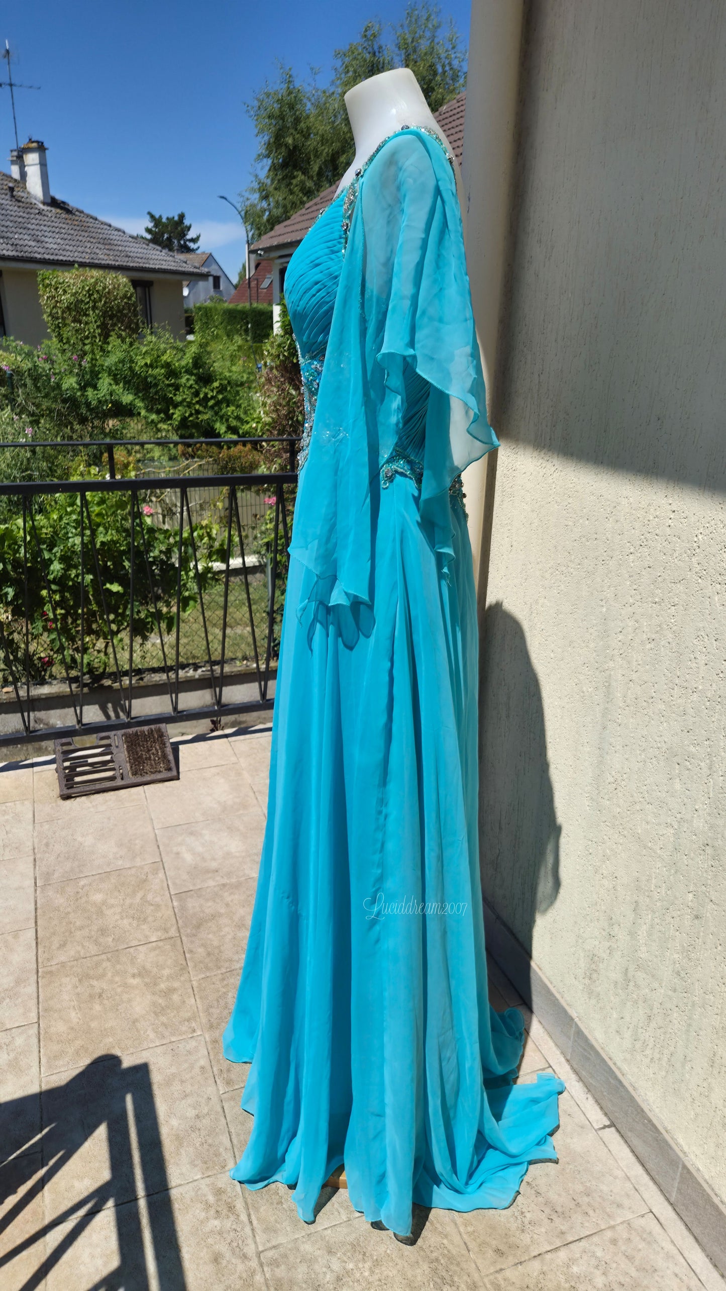 Robe de soirée bleue brodée avec manches en voile