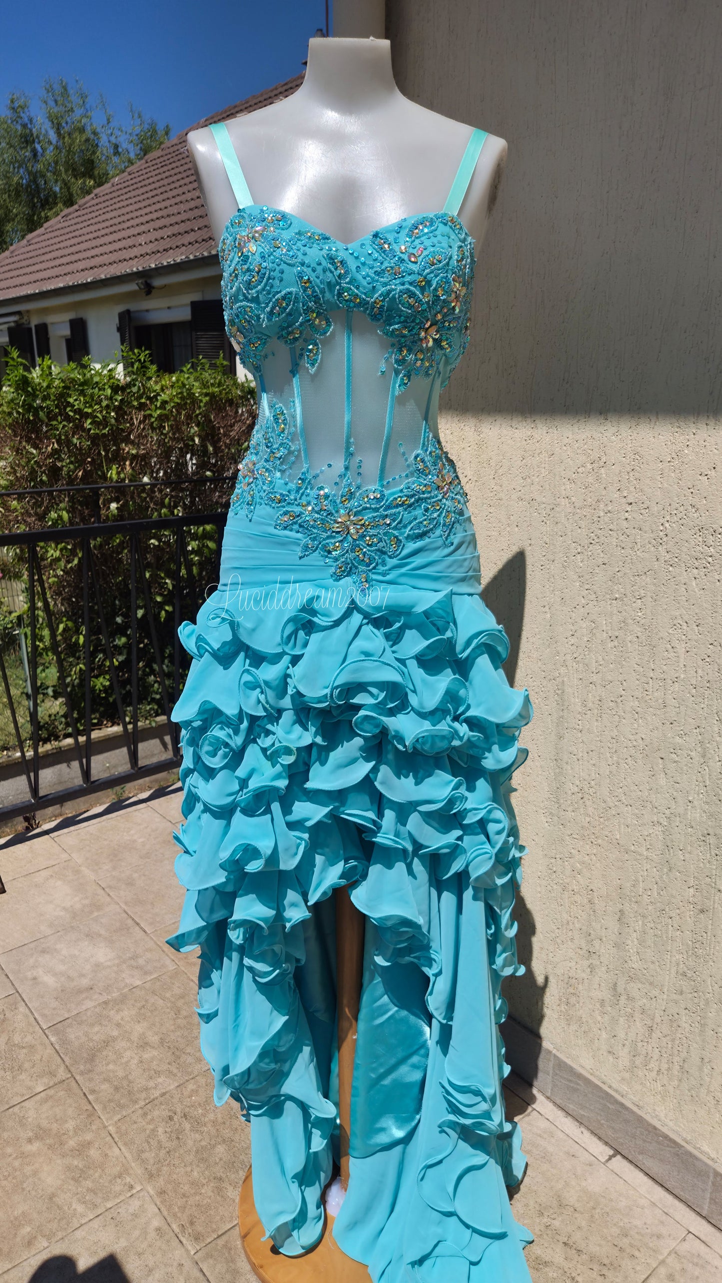 Robe de soirée bleue claire brodée