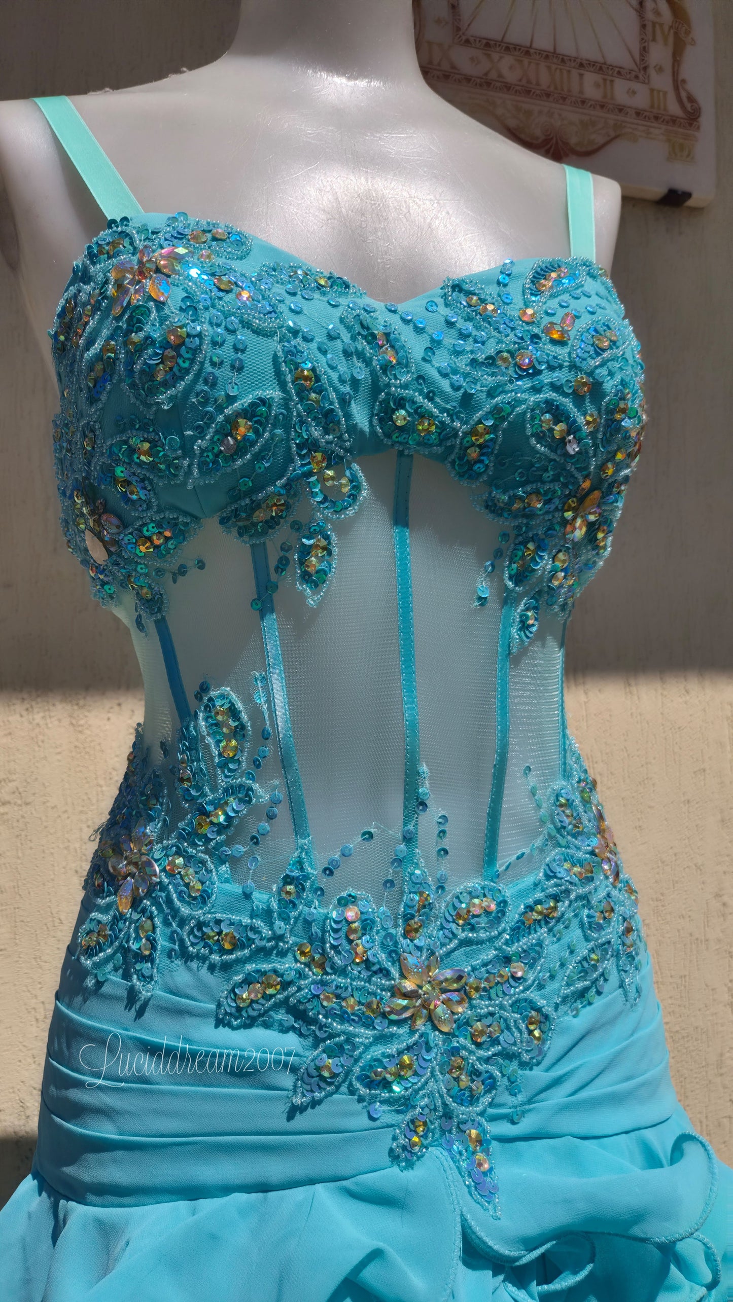 Robe de soirée bleue claire brodée
