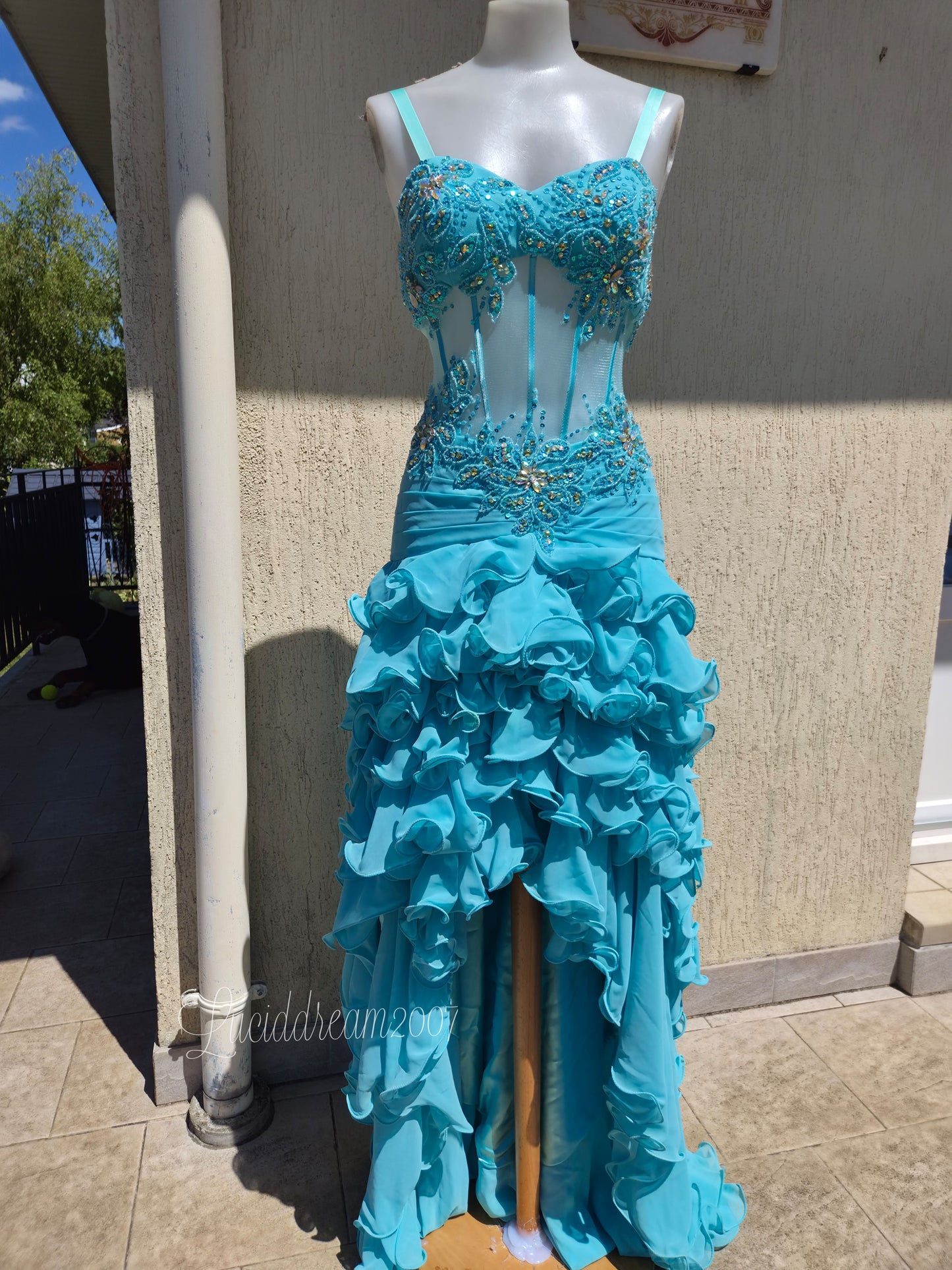 Robe de soirée bleue claire brodée