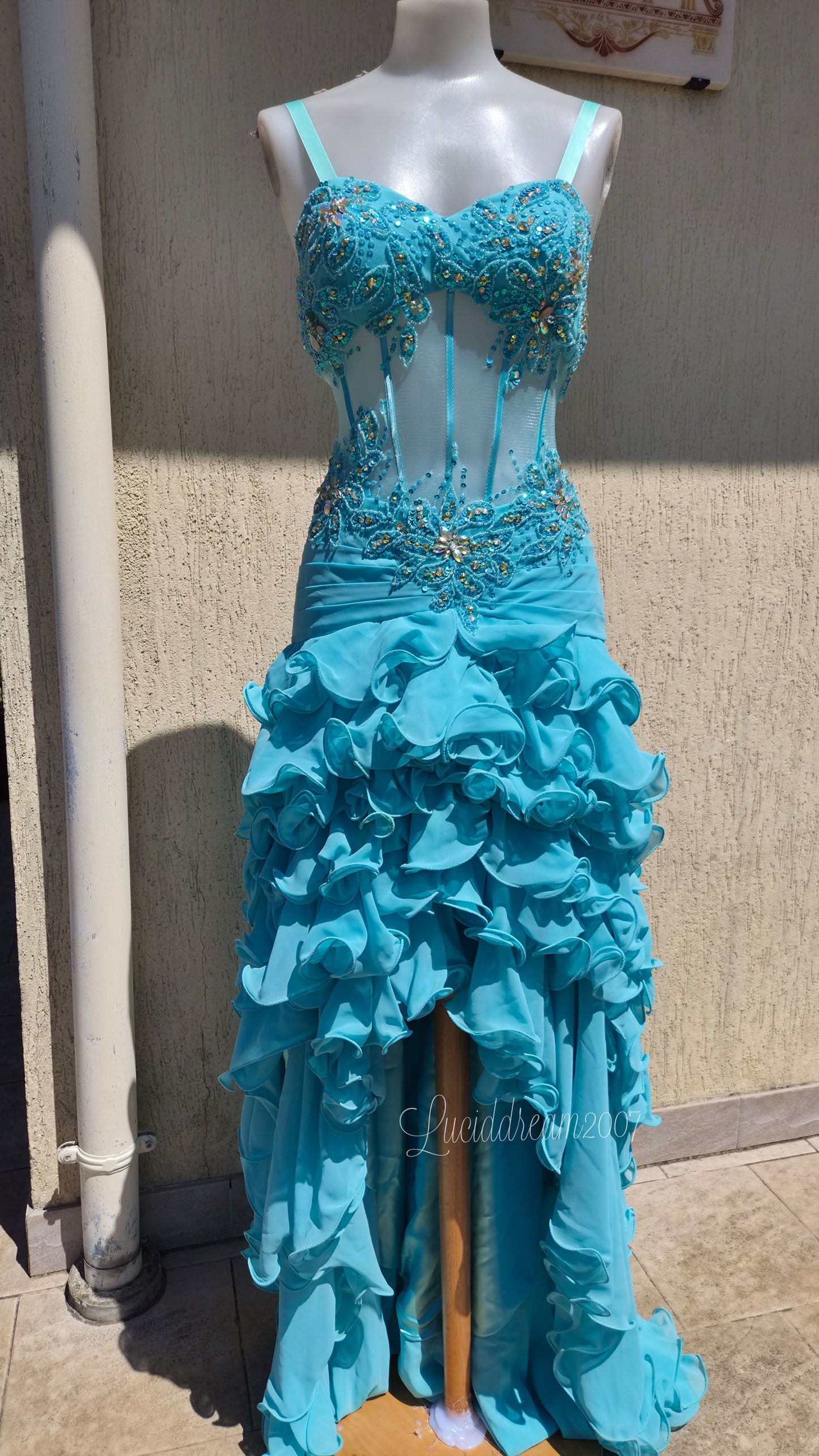 Robe de soirée bleue claire brodée