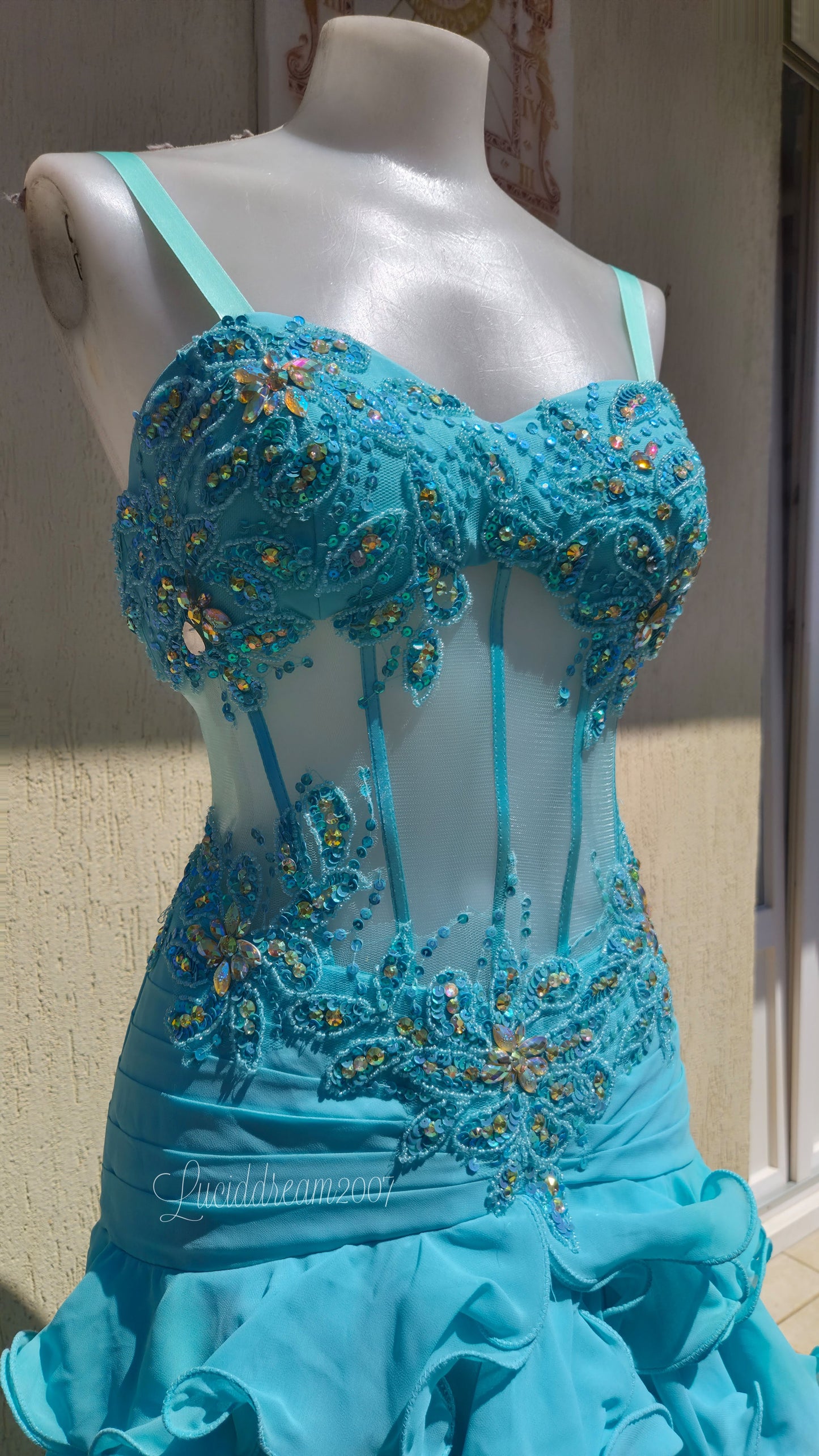 Robe de soirée bleue claire brodée