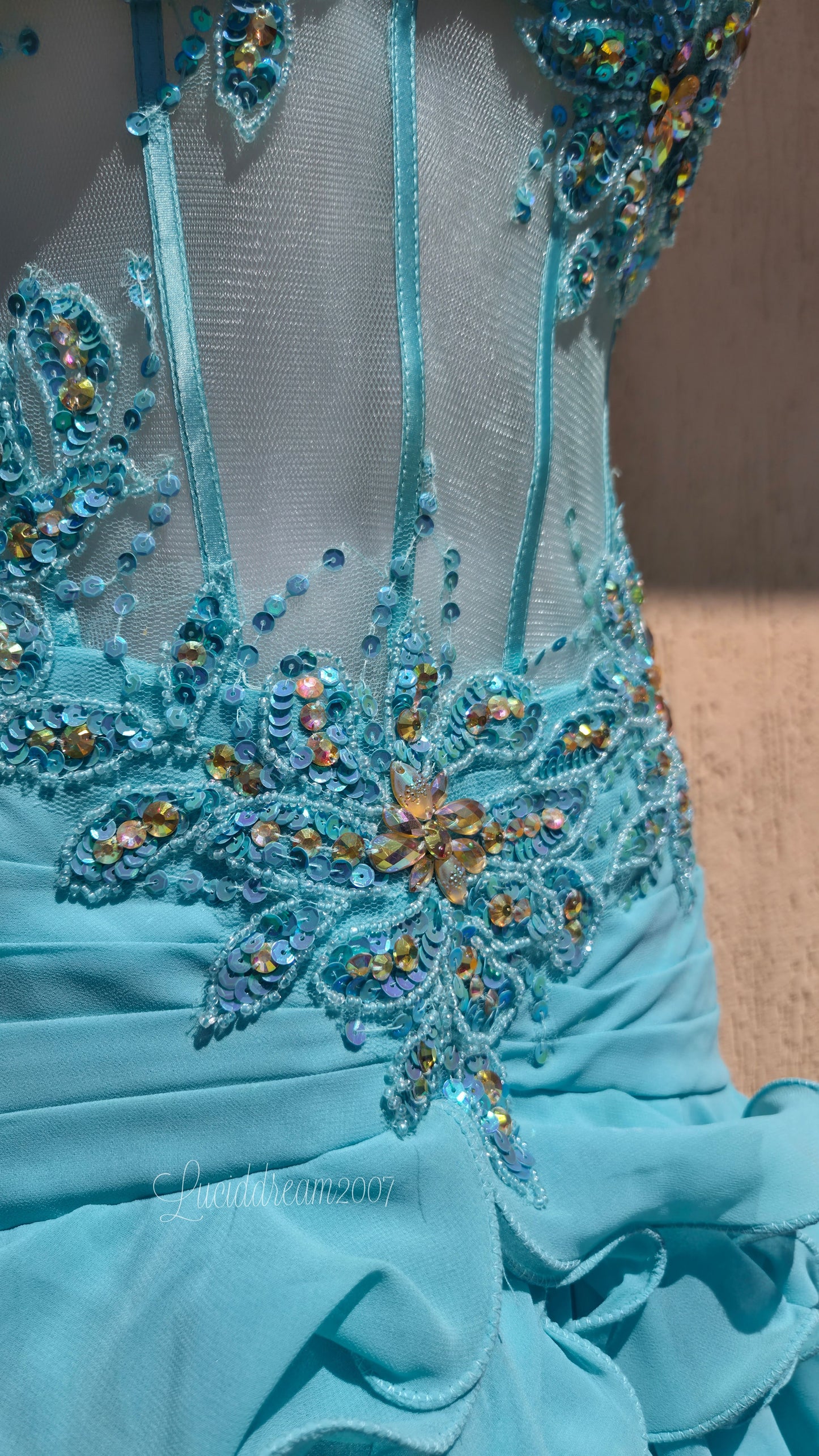 Robe de soirée bleue claire brodée