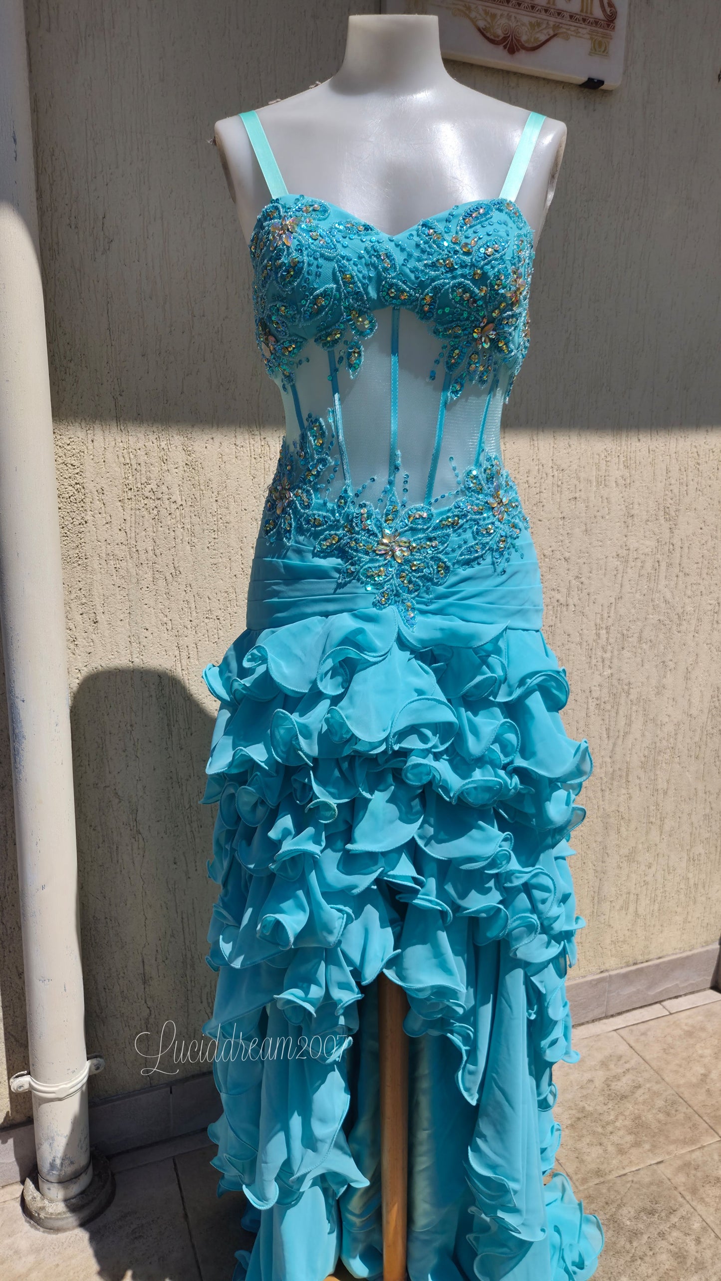 Robe de soirée bleue claire brodée
