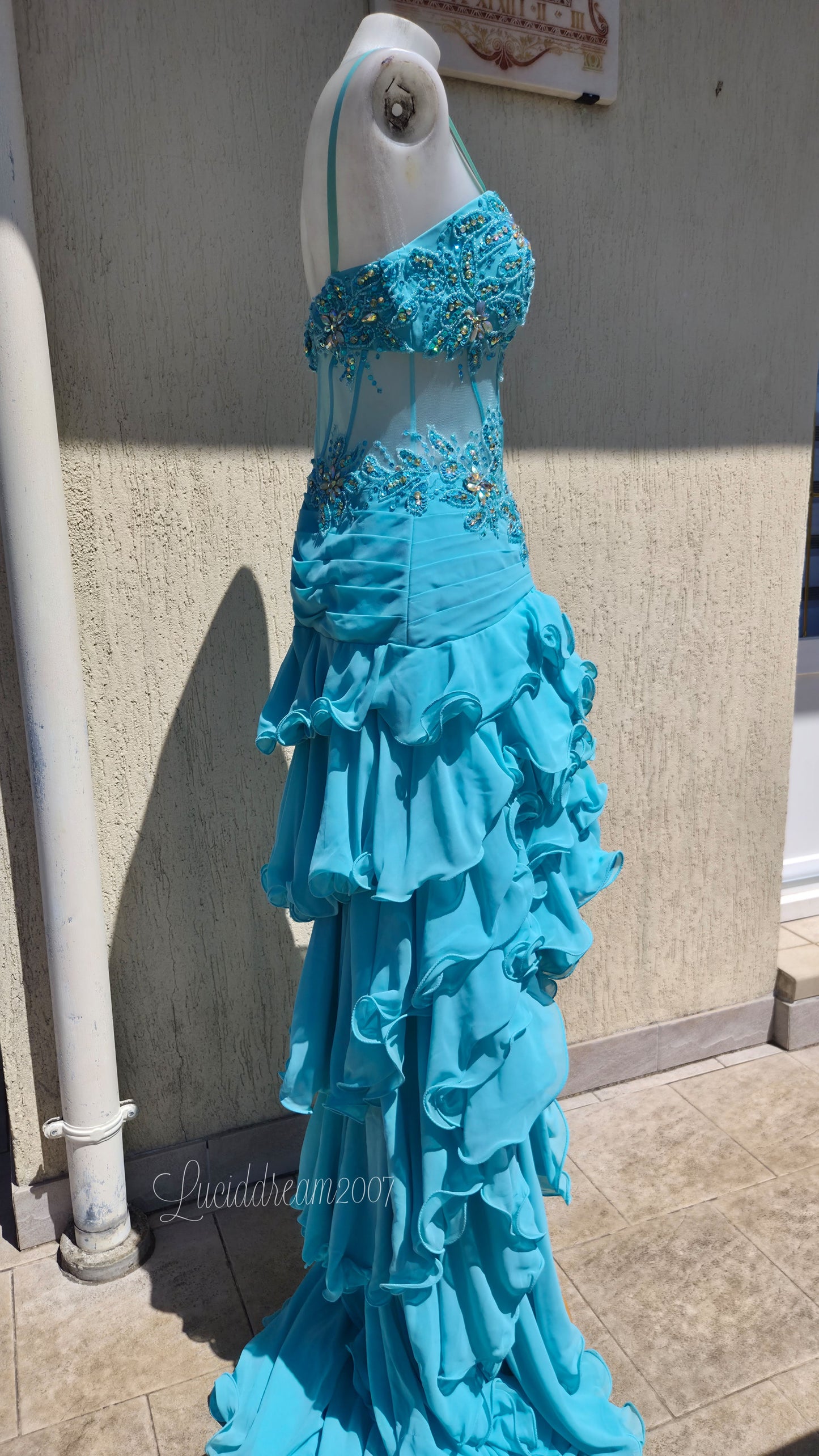 Robe de soirée bleue claire brodée