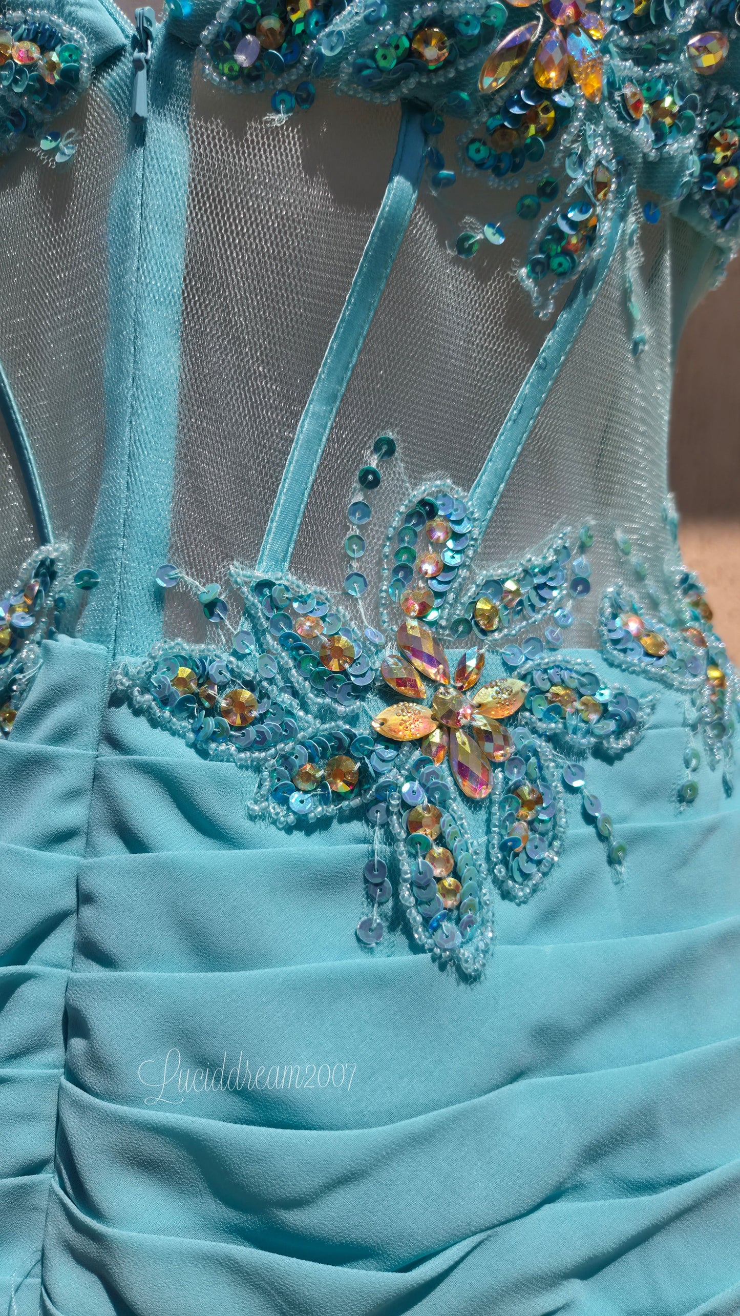 Robe de soirée bleue claire brodée