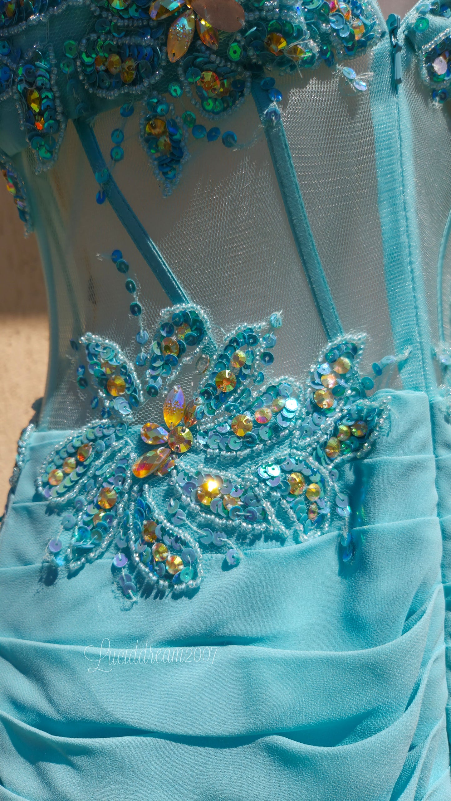 Robe de soirée bleue claire brodée