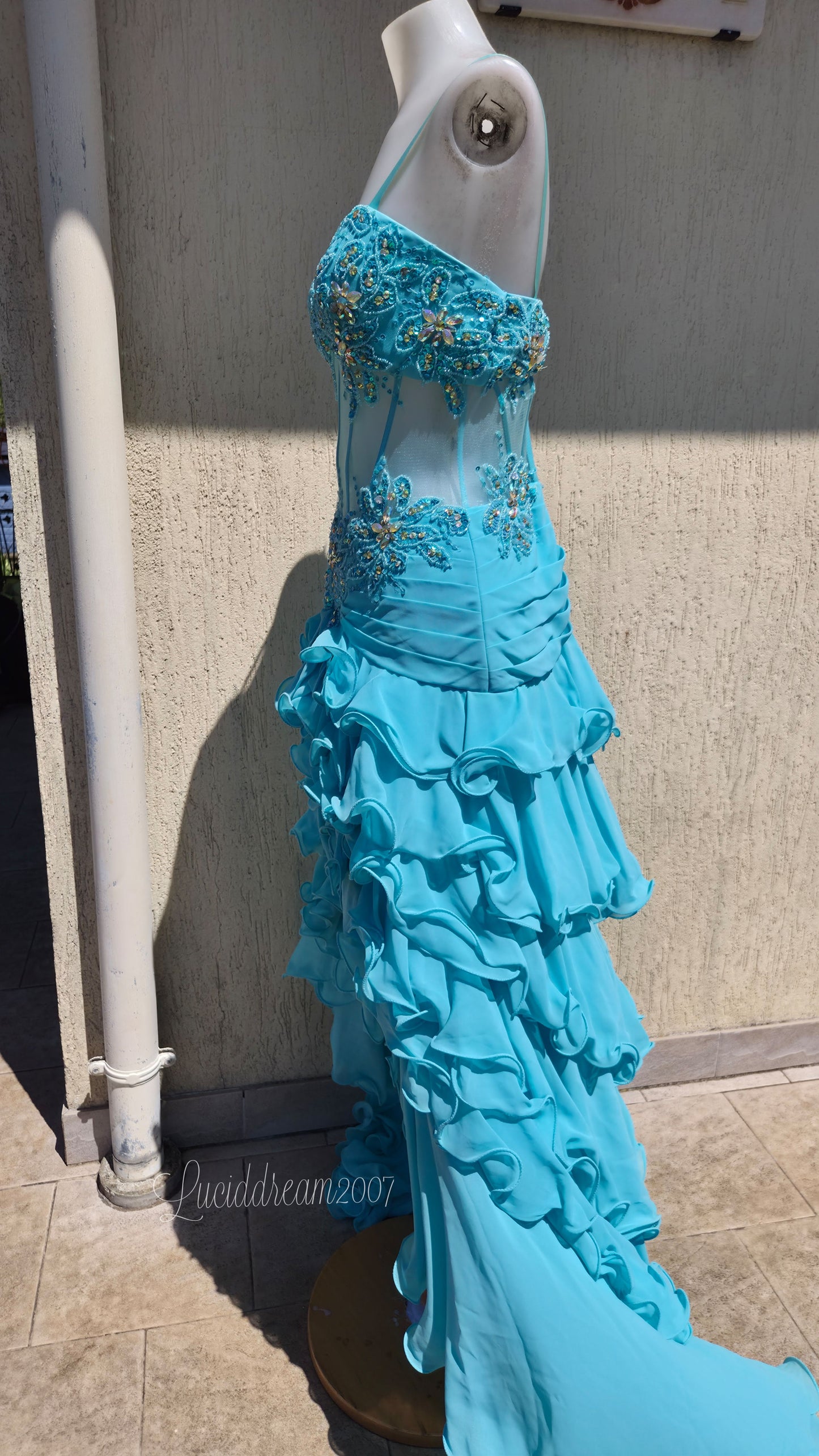 Robe de soirée bleue claire brodée