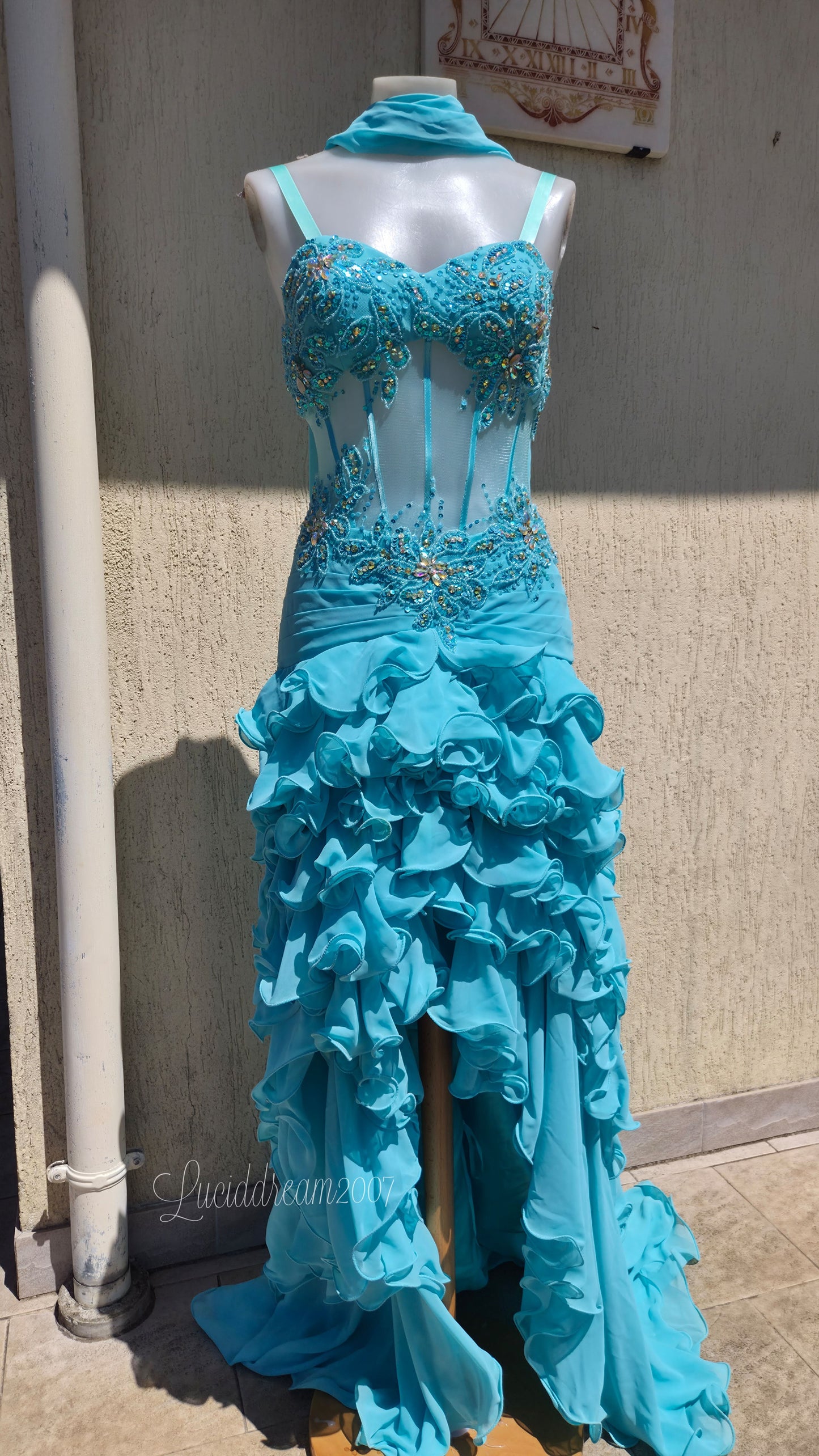 Robe de soirée bleue claire brodée