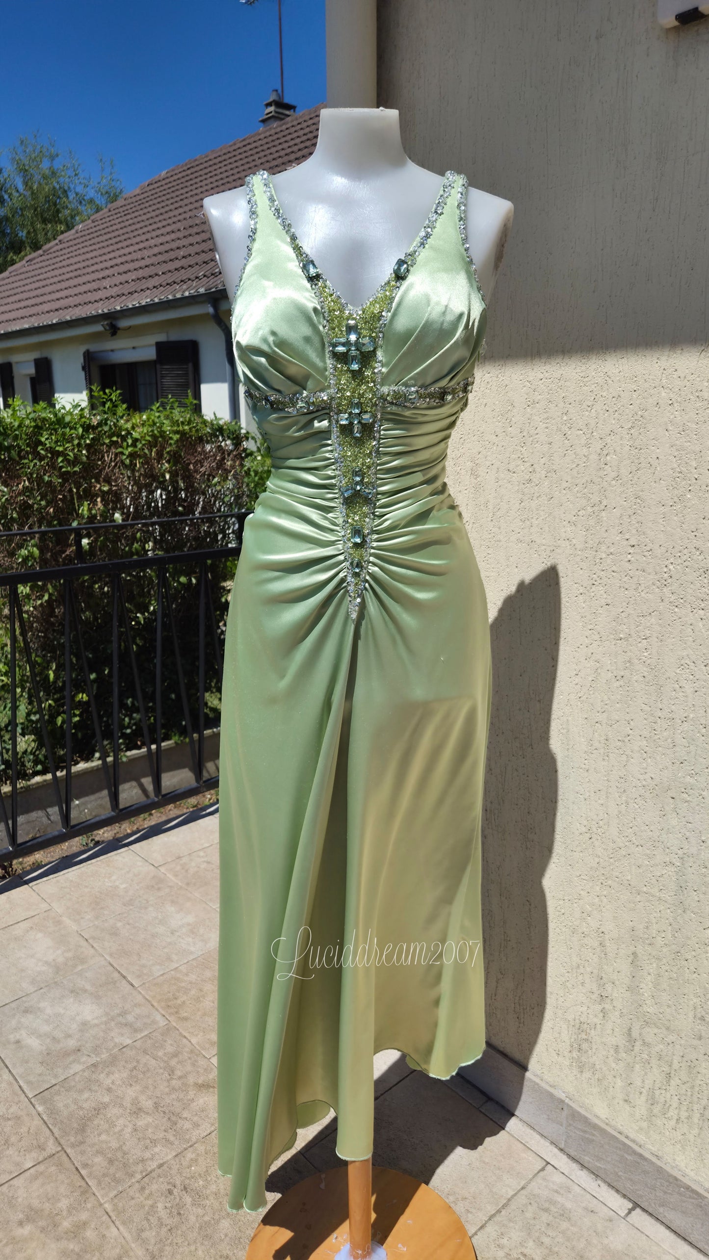 Robe verte satinée et brodée