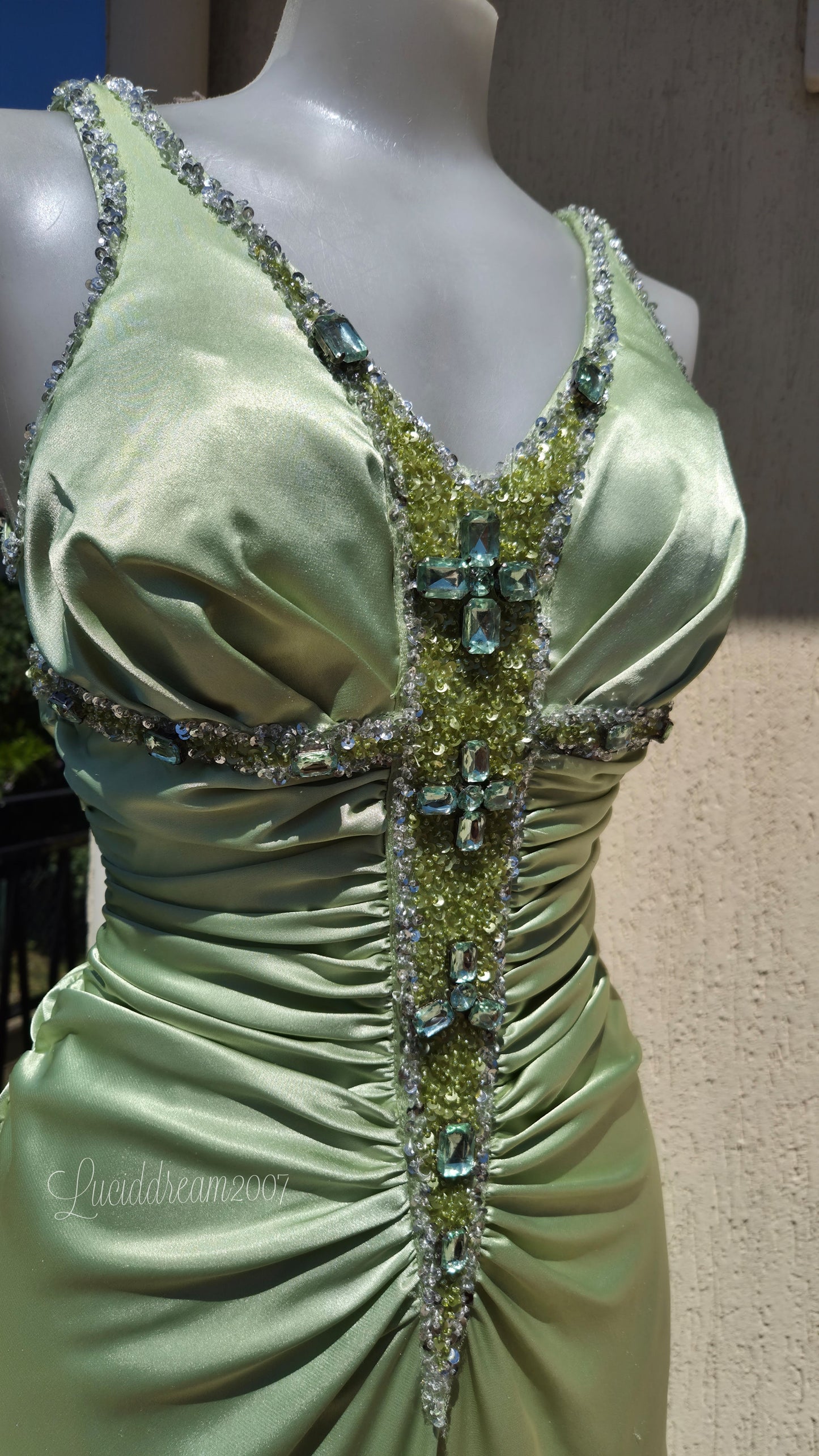 Robe verte satinée et brodée