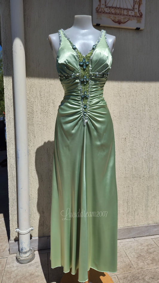 Robe verte satinée et brodée