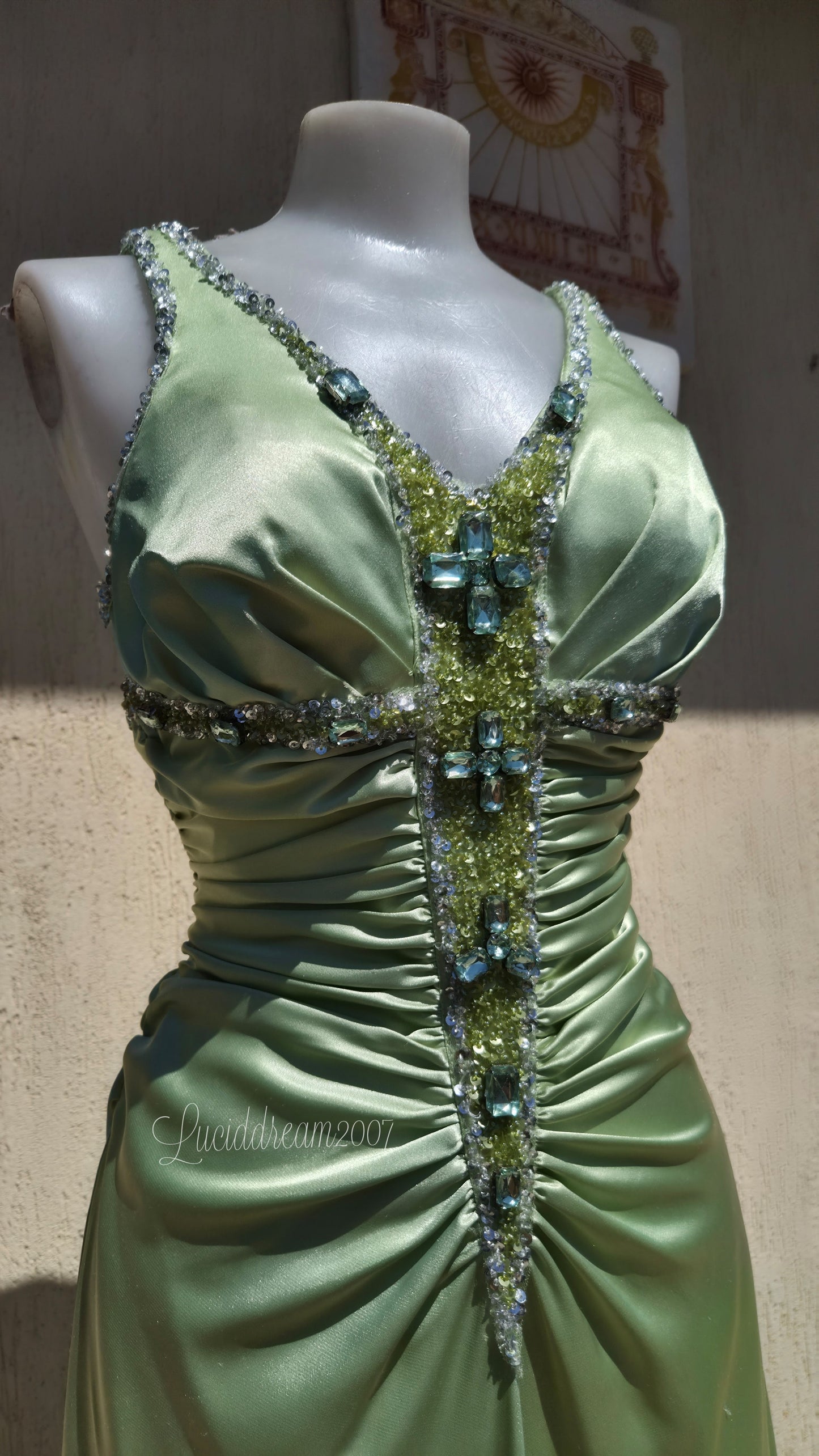 Robe verte satinée et brodée