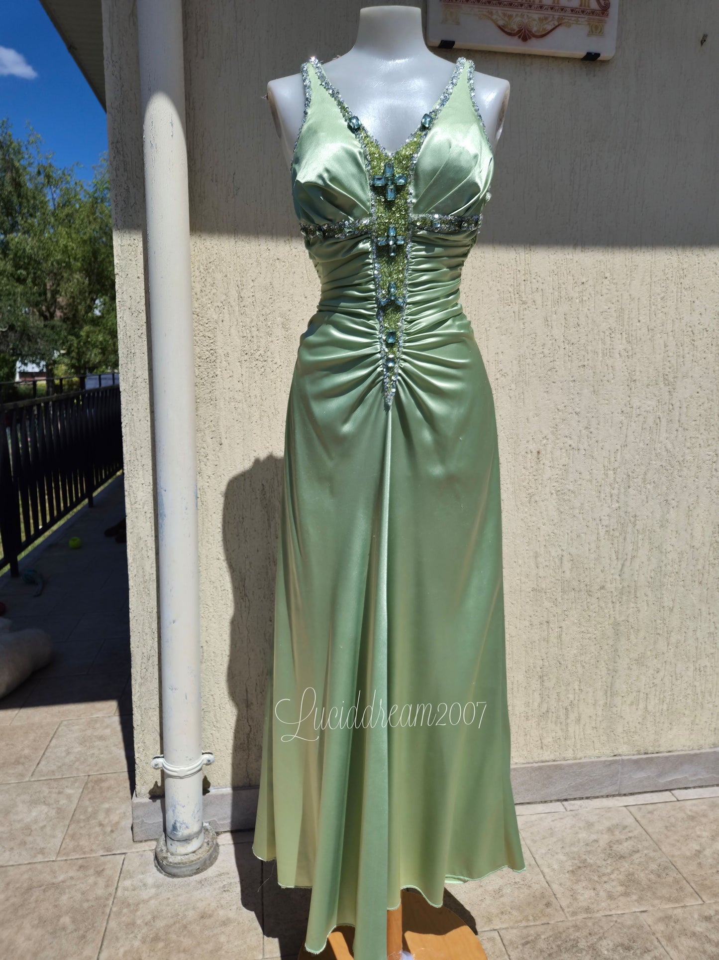 Robe verte satinée et brodée